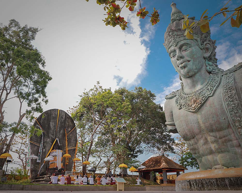 Suasana beberapa penduduk Bali sedang melakukan ibadah di GWK