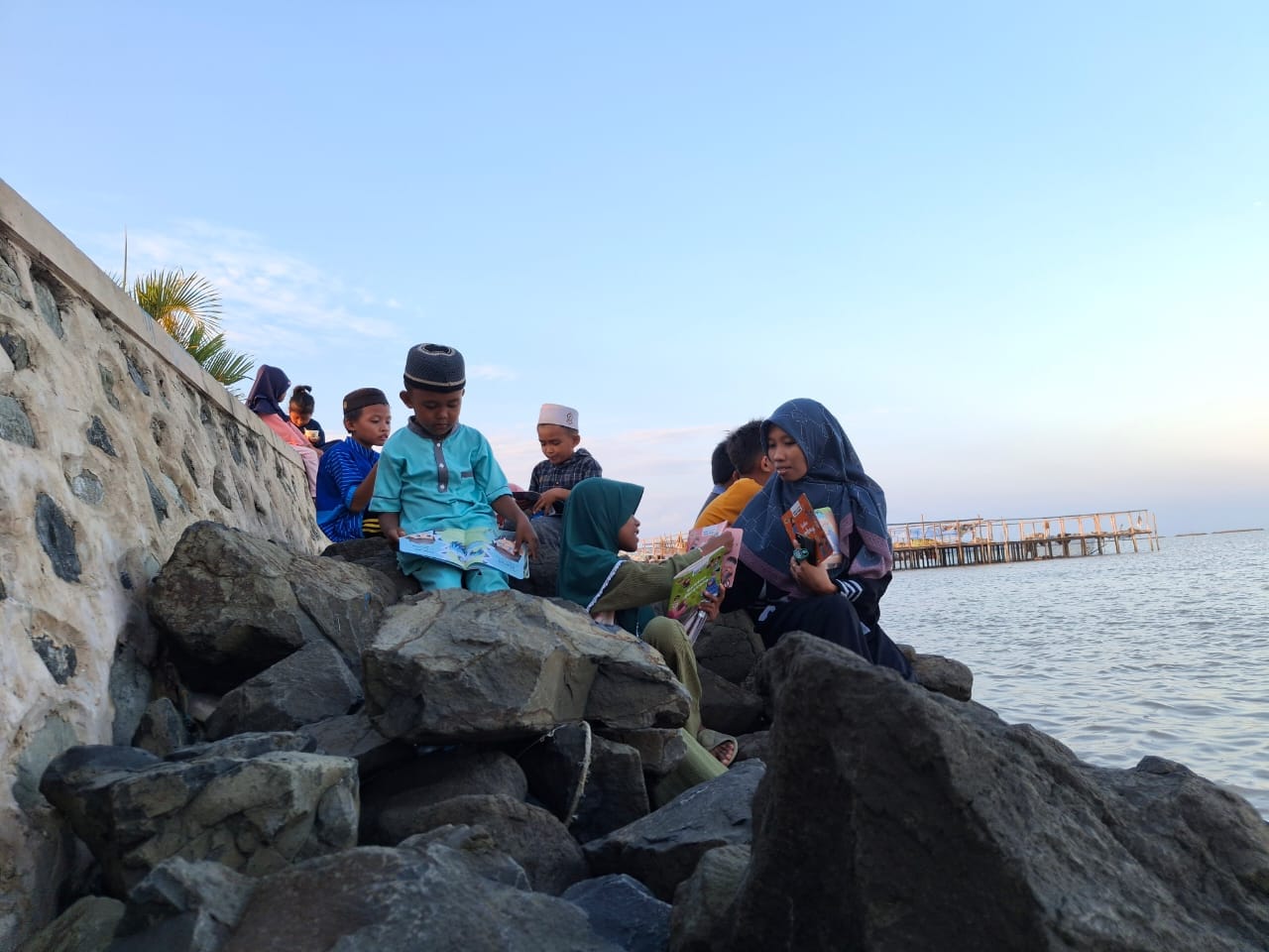 Nursyahida bersama anak-anak di TBM Pesisir yang didirikannya (Foto: Nursyahida)