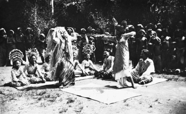 Rangda dalam pementasan Calon Arang | COLLECTIE TROPENMUSEUM 