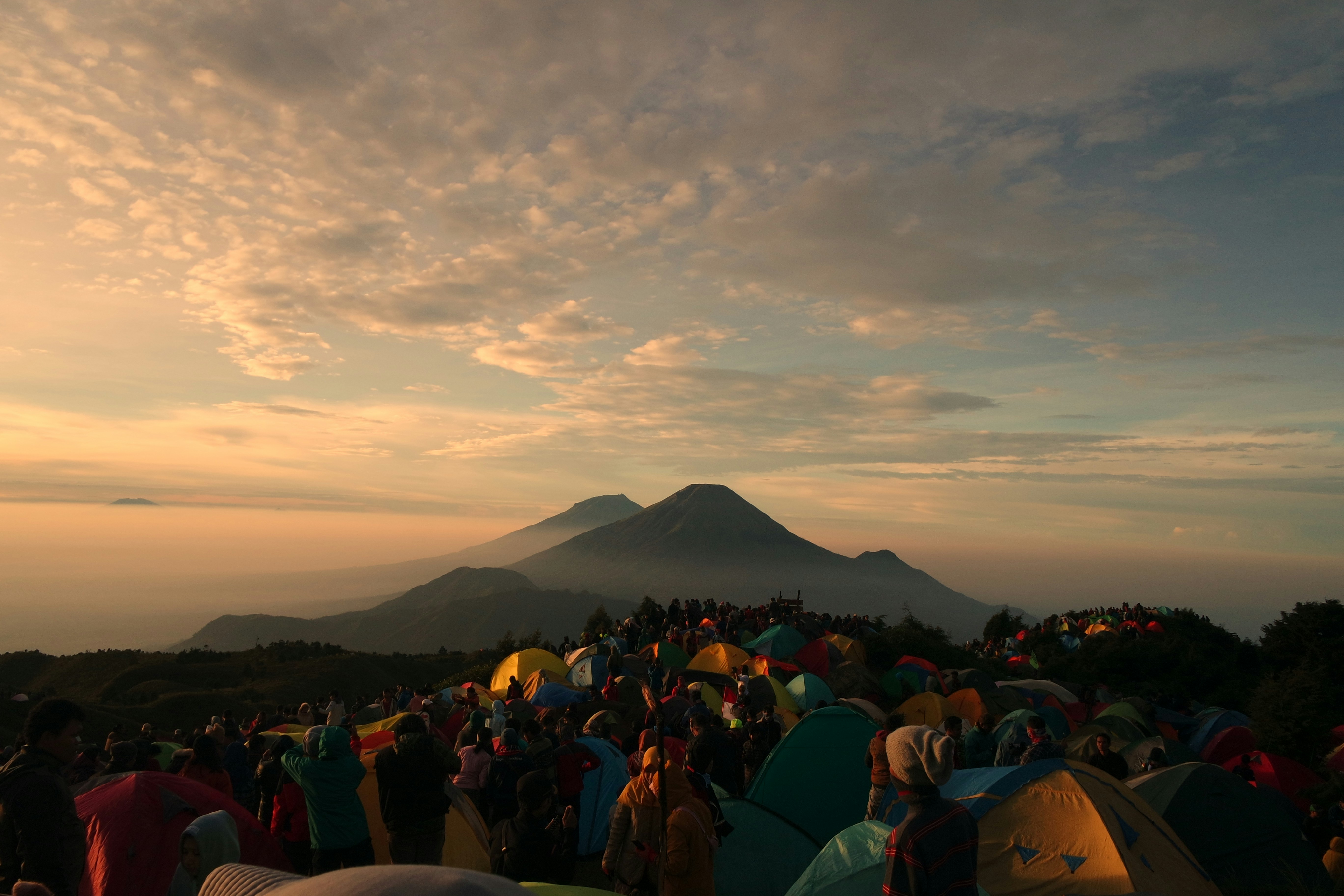 Ilustrasi keramaian di salah satu puncak Dataran Tinggi Dieng
