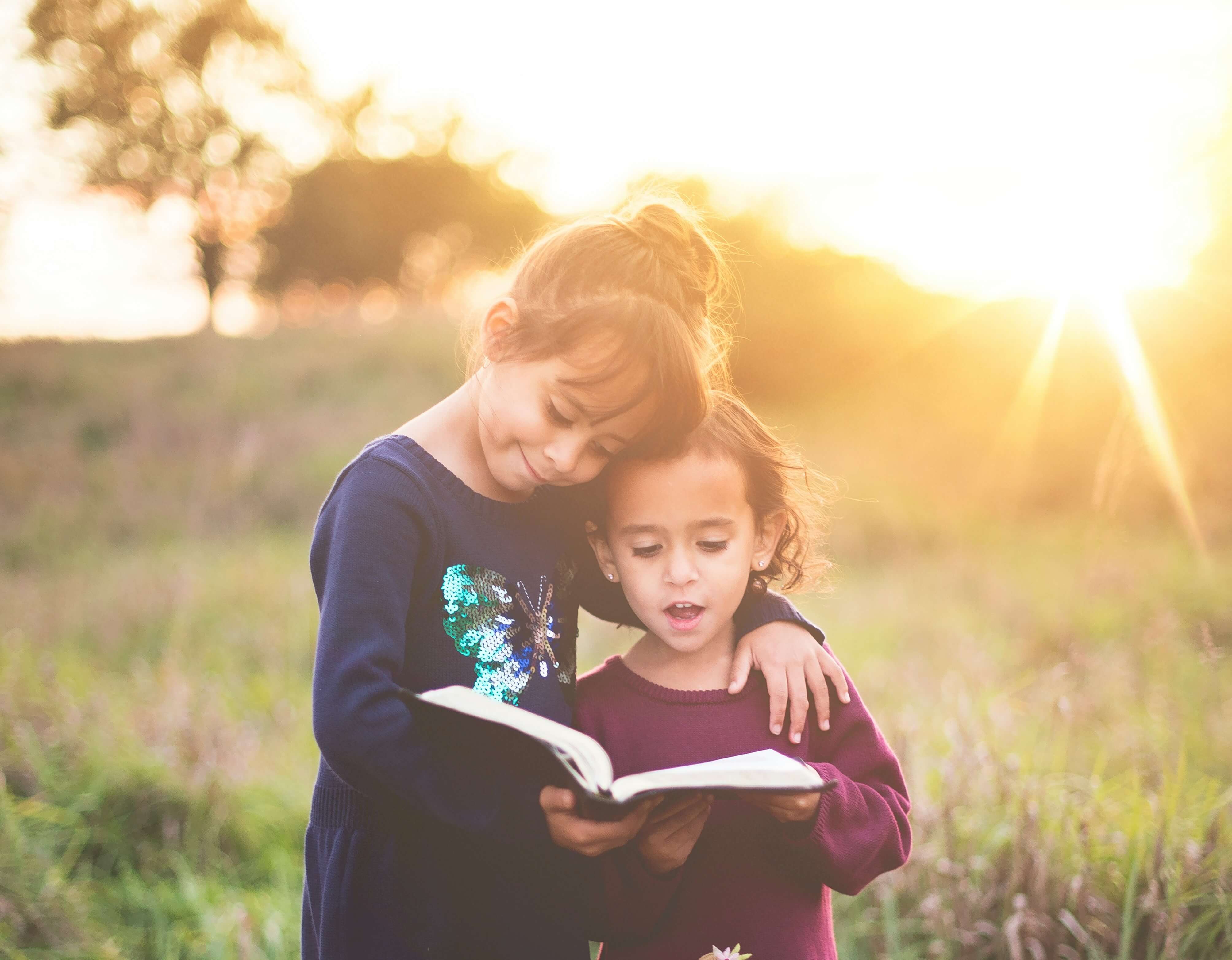 Ilustrasi Kakak dan Adik yang Berpelukan untuk Artikel Ide Ucapan Selamat Tahun Baru 2025 | Sumber: Unsplash @Ben White