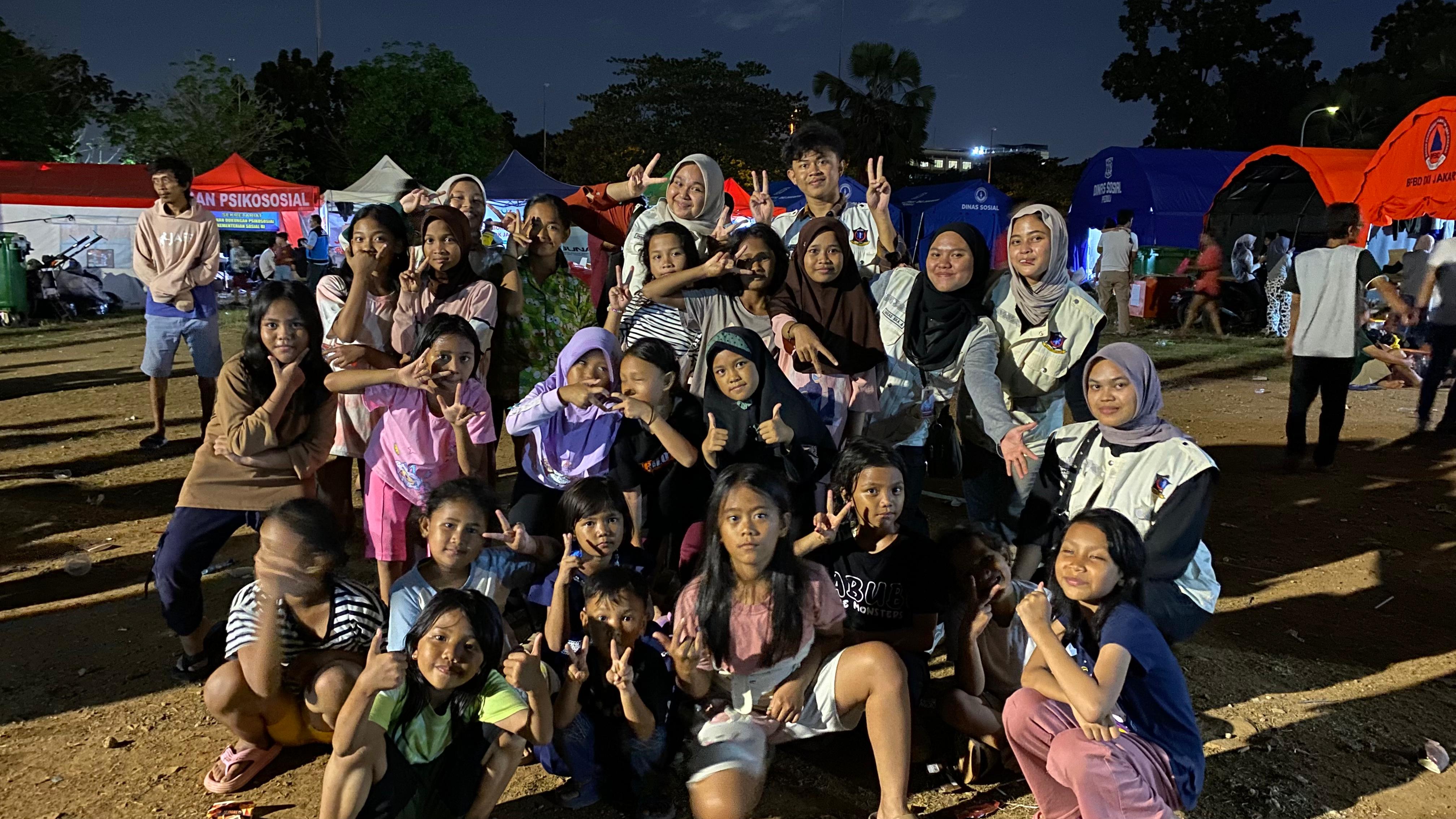 Bermain Dengan Anak-Anak Penyintas Kebakaran di Posko Kemayoran – Sumber Foto Pribadi