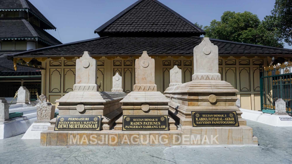 Area Makam Kasepuhan di Komplek Masjid Agung Demak