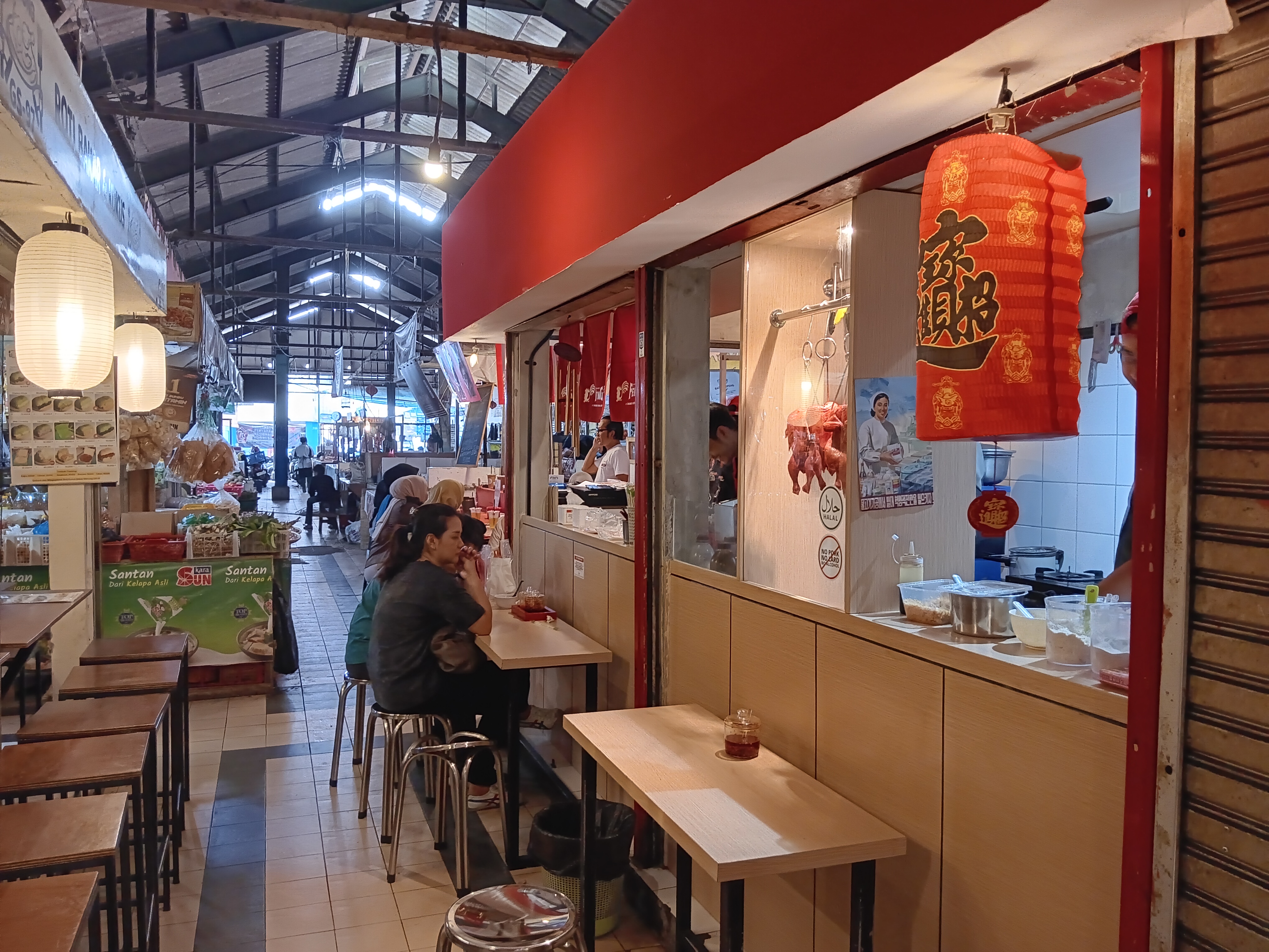 Kios-kios yang menjual makanan di Pasar Cihapit, Bandung