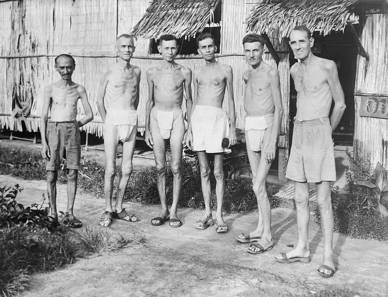 Para tawanan di kamp tawanan Jepang di Hindia Belanda pada bulan Maret 1945.