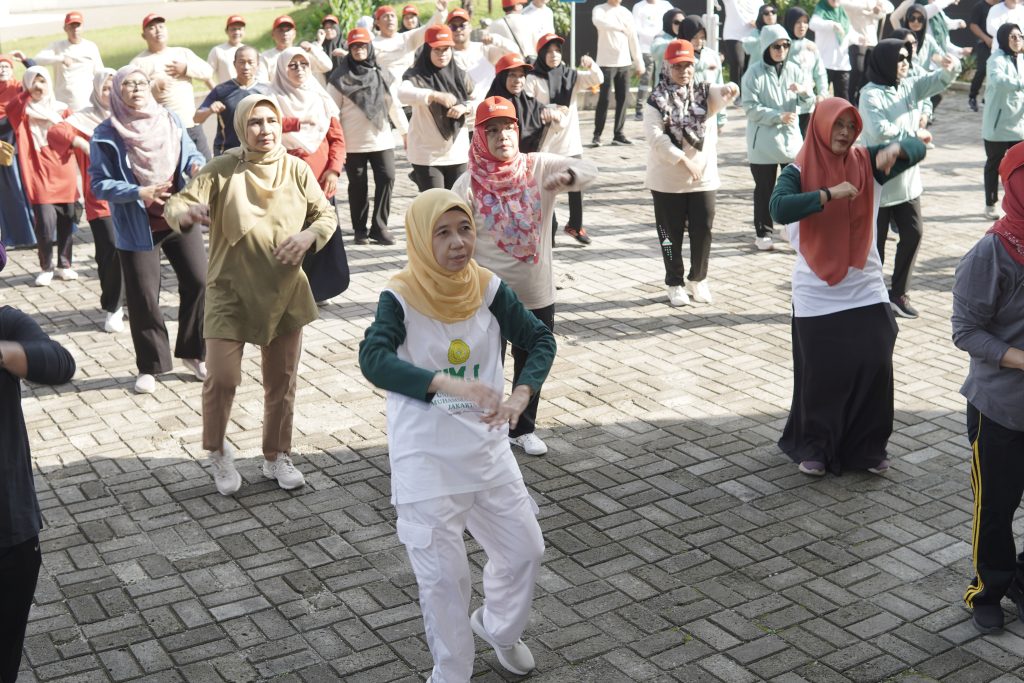Para Peserta Dari Berbagai Kalangan Generasi Mengikuti Kegiatan Lomba Senam - Foto by UMJ