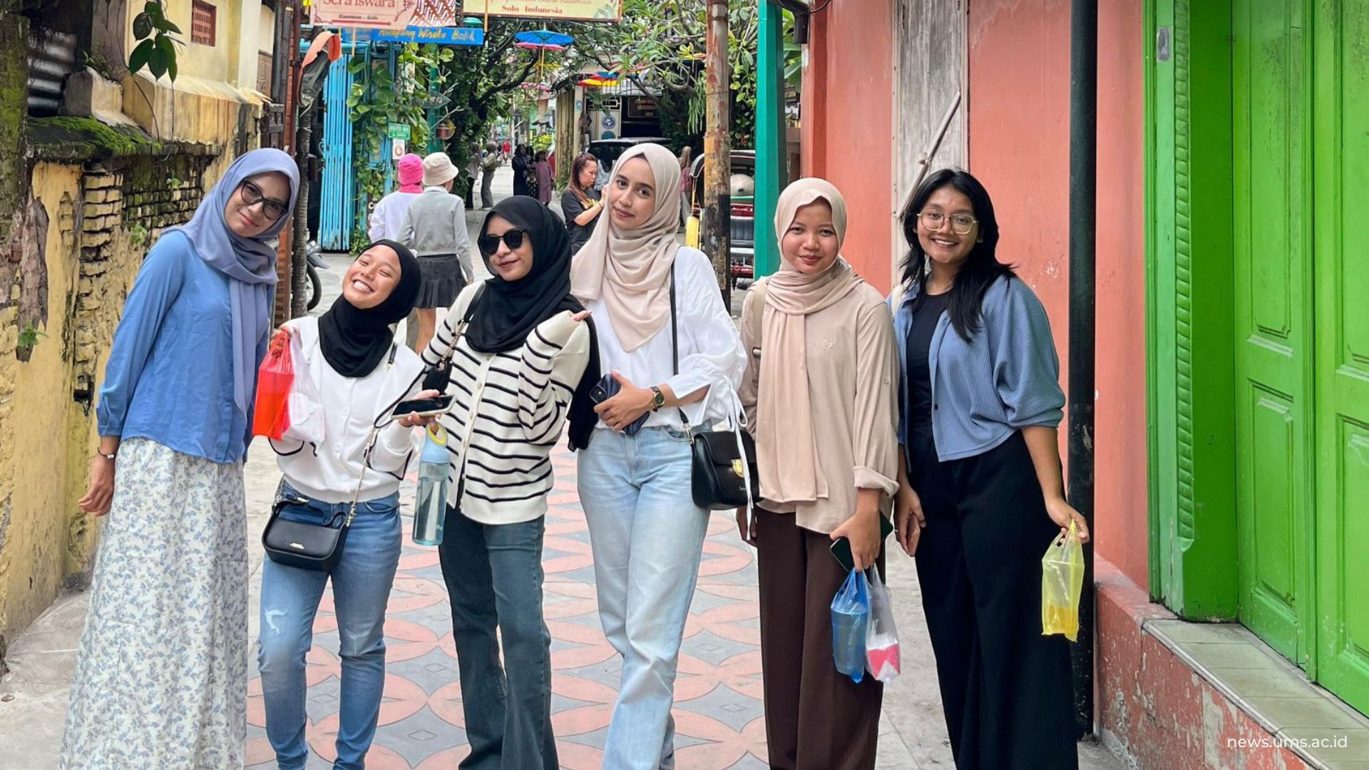 Mahasiswa UMS yang mengikuti kegiatan kampanye ini di Kampung Batik Kauman.