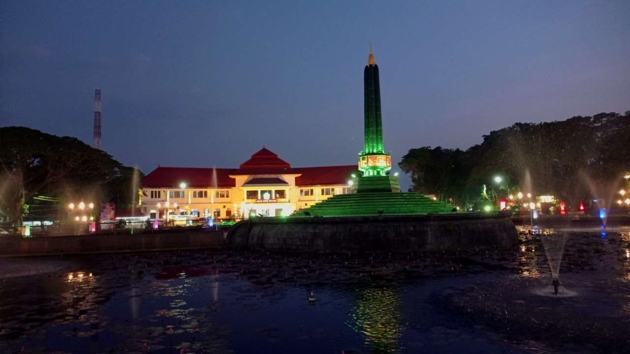 Alun-alun Tugu Balai Kota Malangd di Malam hari