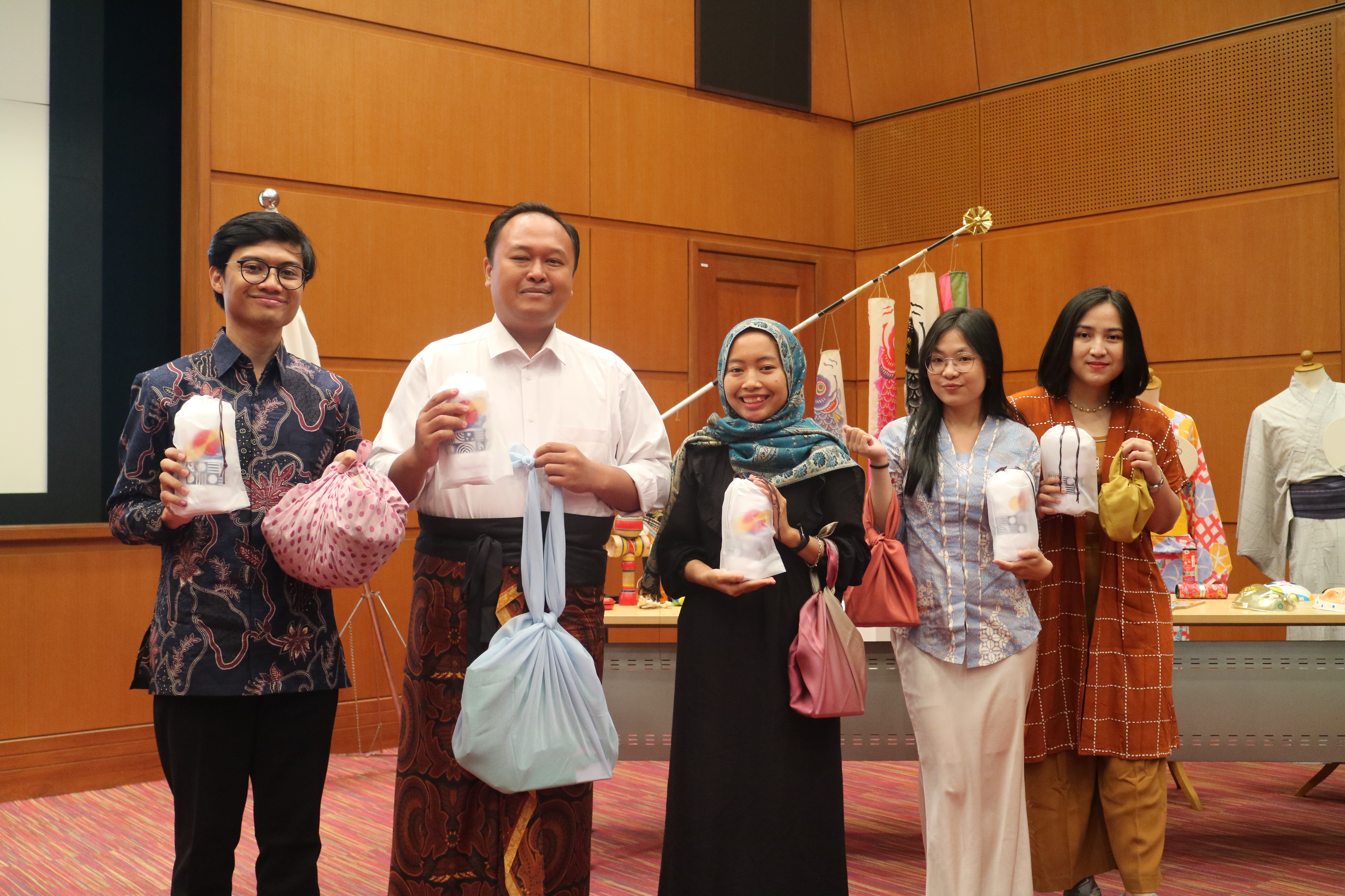 Penyerahan hadiah furoshiki terbaik