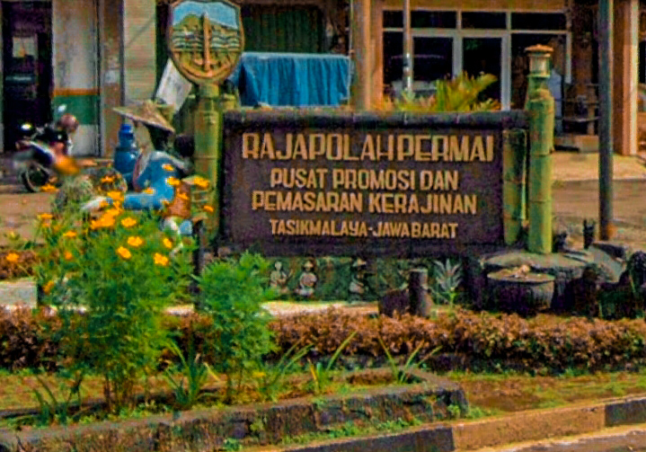 Tugu Pusat Kerajinan Rajapolah, Tasikmalaya via dokumentasi pribadi