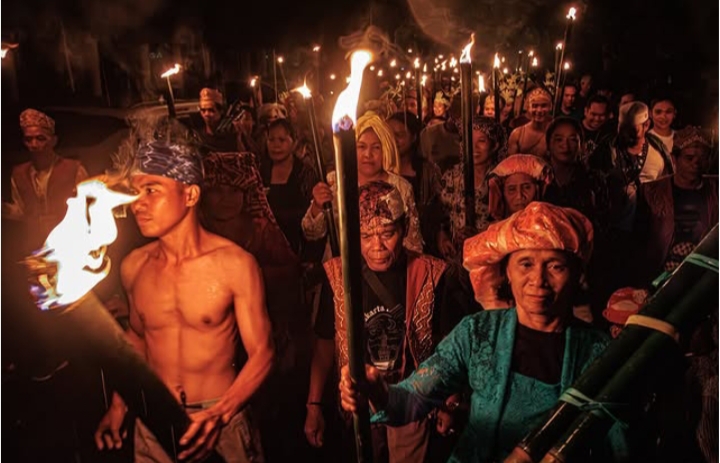 Masyarakat Suku Dayak dalam rangkaian acara Mesiwah Pare Gumboh