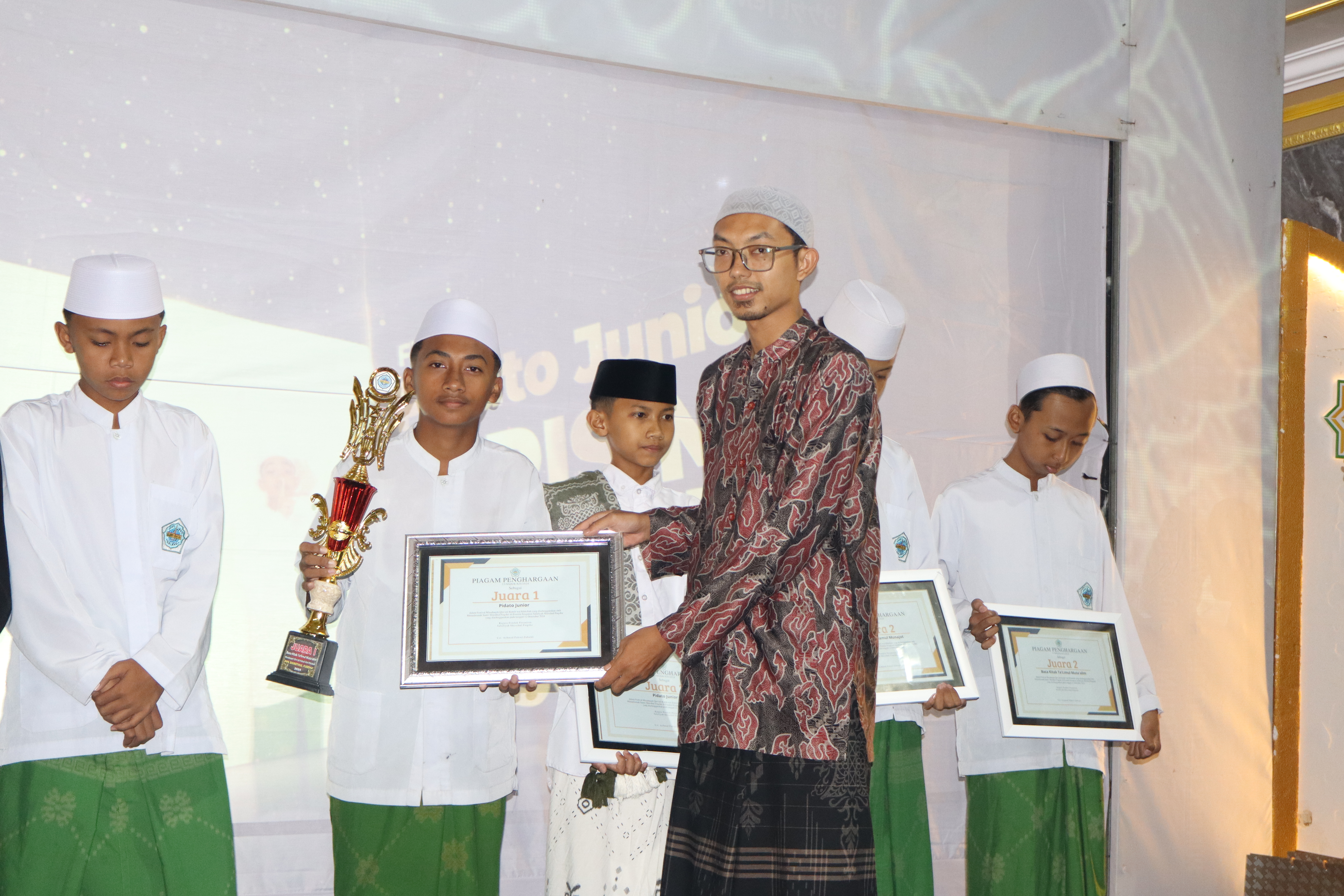 penyerahan-tropi-juara