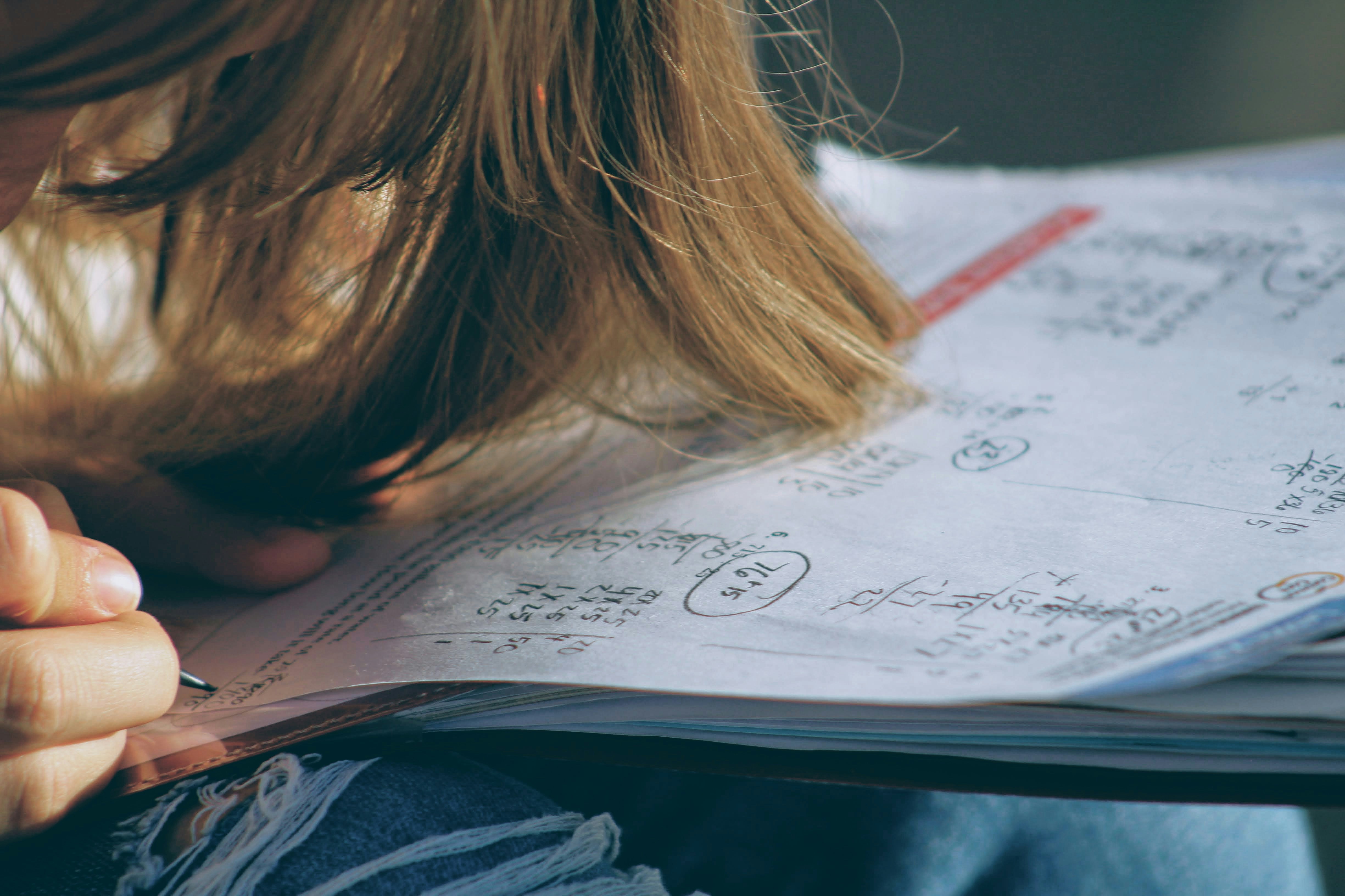 Ilustrasi Siswa Mengerjakan Soal Matematika KPK dan FPB | Sumber: Unsplash @Joshua Hoehne