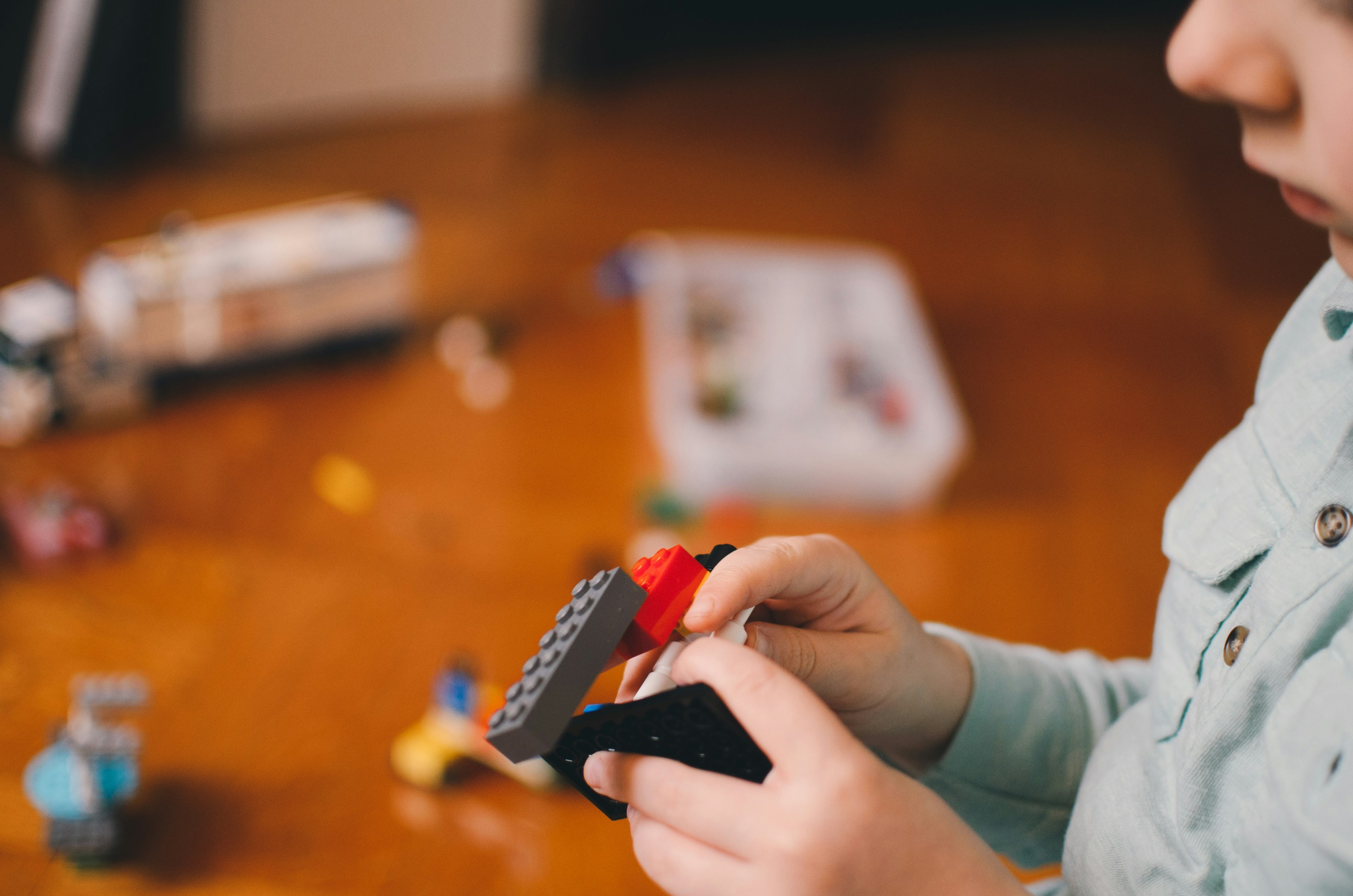 Ilustrasi Seorang Anak Bermain Game Lego sebagai Cerita Mengisi Liburan di Rumah | Sumber: Unsplash @Kelly Sikkema