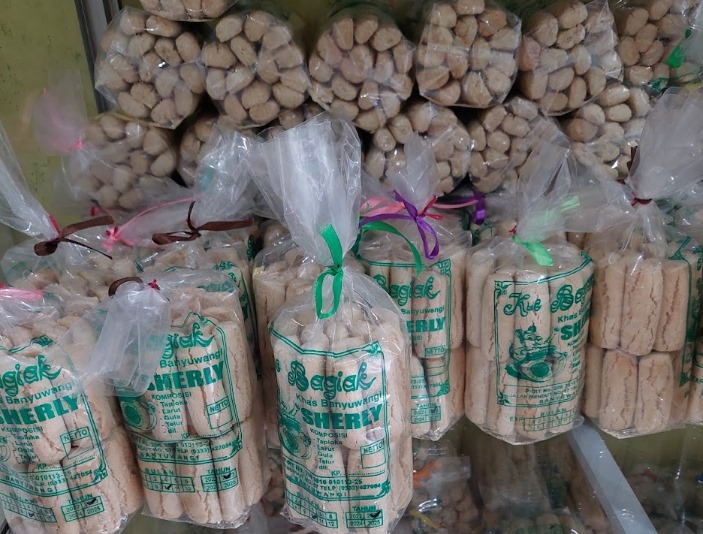 Kemasan kue bagiak kuncung dengan sablon warna yang mewakili rasa tiap kue bagiak. | Google Review (Febri Sheena)