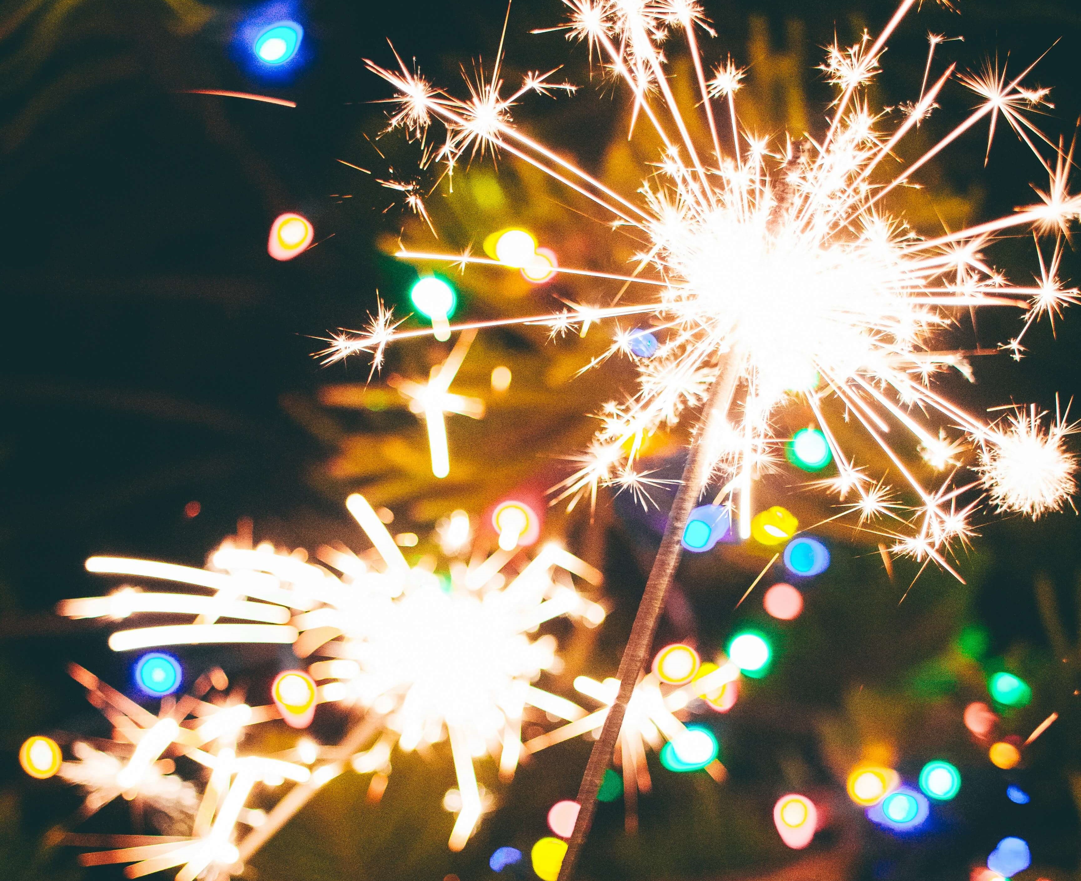 Ilustrasi Kembang Api di Pesta Tahun Baru | Sumber: Unsplash @Marisol Benitez