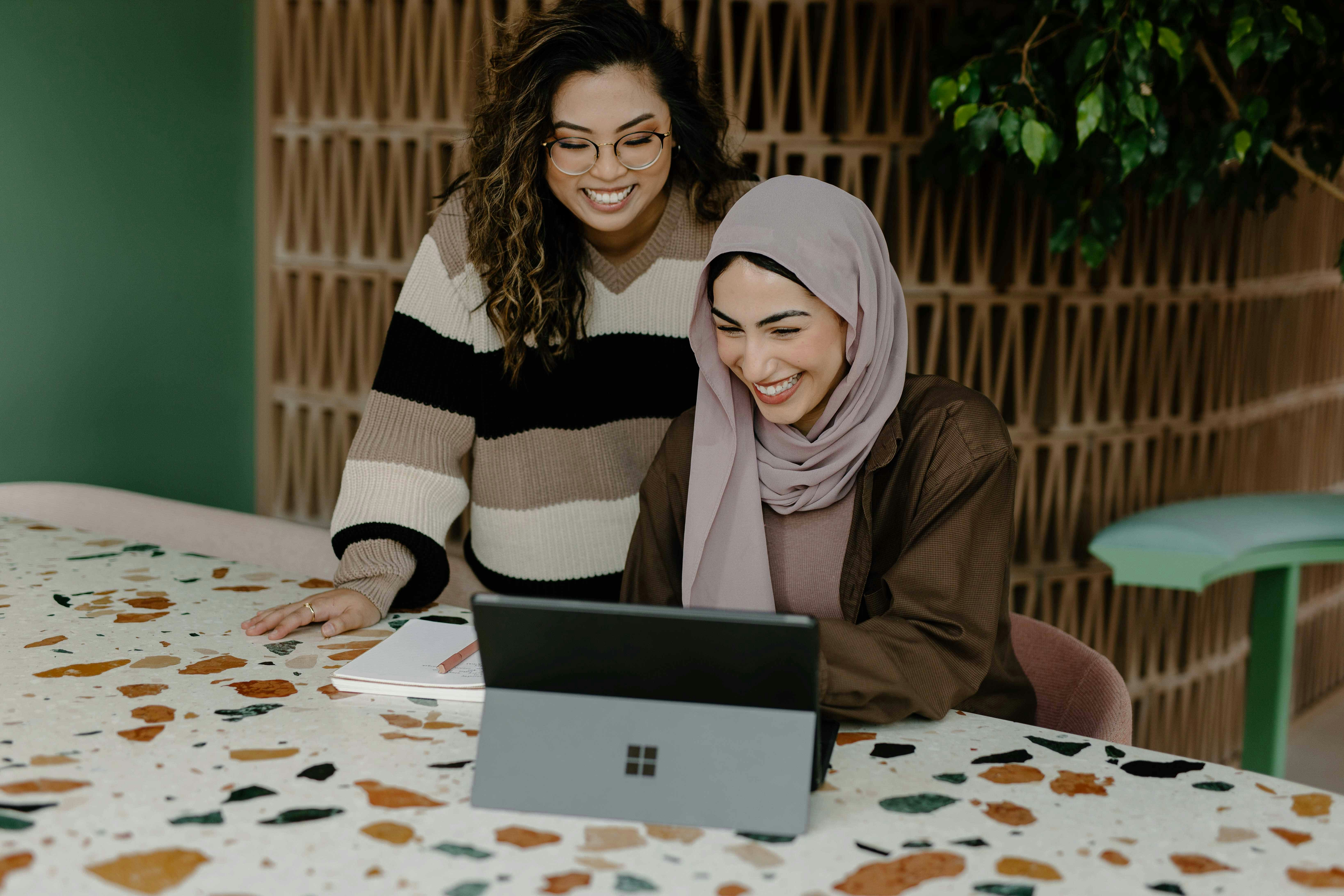 Potret Dua Perempuan yang Sedang Berinteraksi | Sumber: Unsplash @Microsoft 365