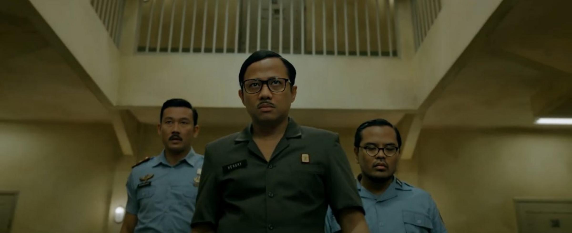 Coki Pardede (kanan), Denny Sumargo (kiri), dan Muhadkly Acho (tengah) di 2nd Miracle in Cell No. 7 | Foto: IMDb