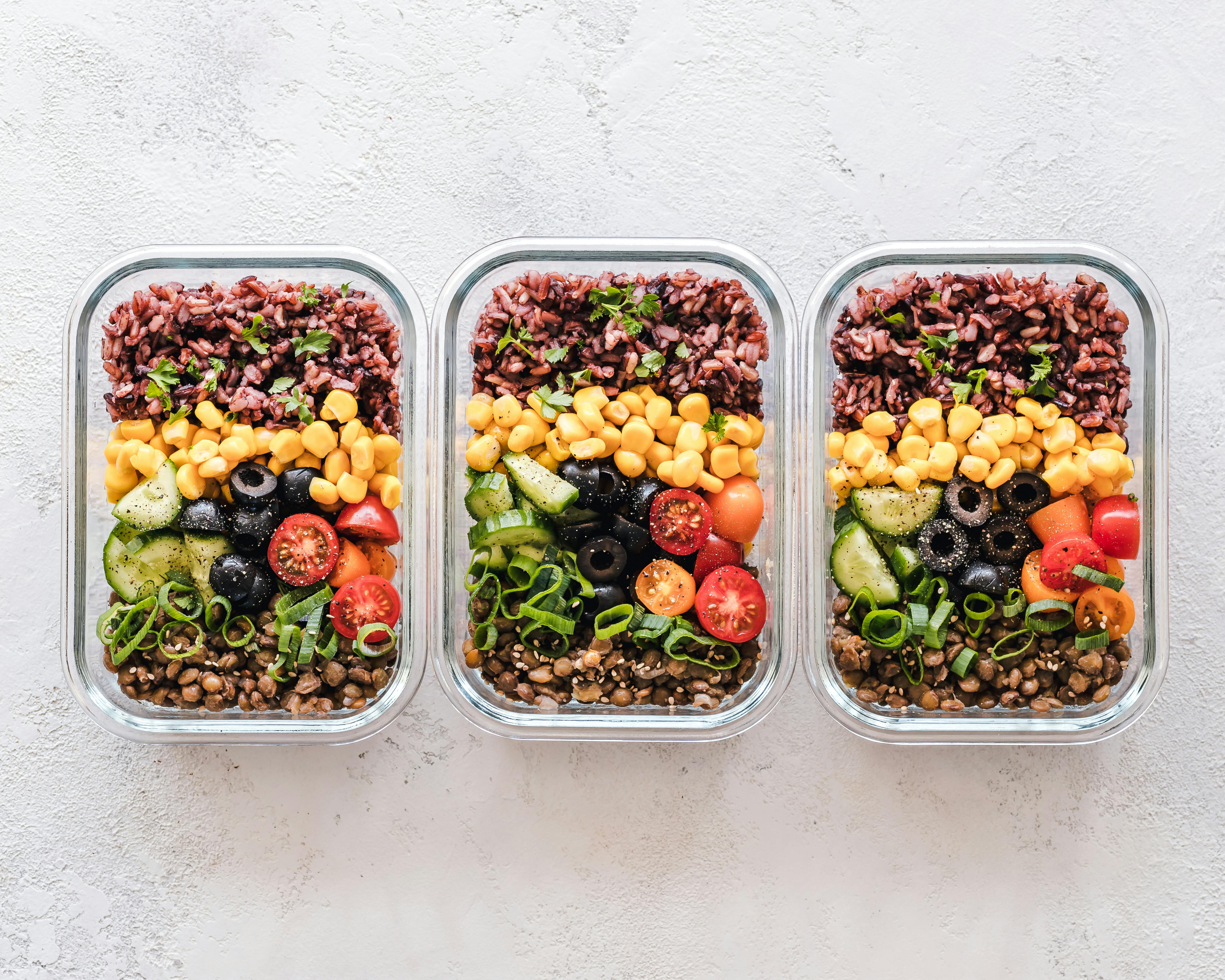 Flat Lay Dari Tiga Nampan Makanan | Sumber: Pexels | Foto oleh Ella Olsson
