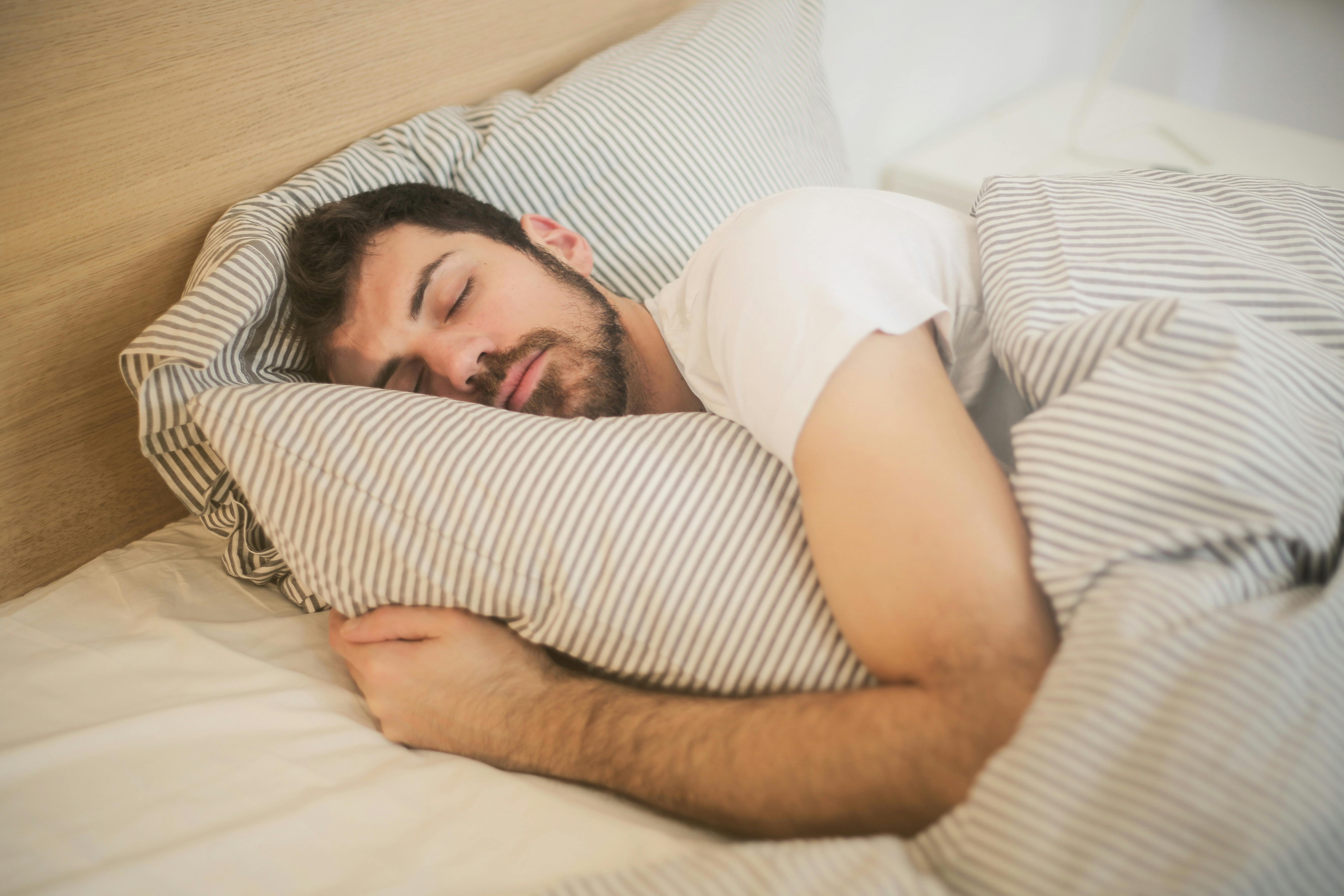 Foto Pria Tidur | Sumber: Pexels | Foto oleh Andrea Piacquadio
