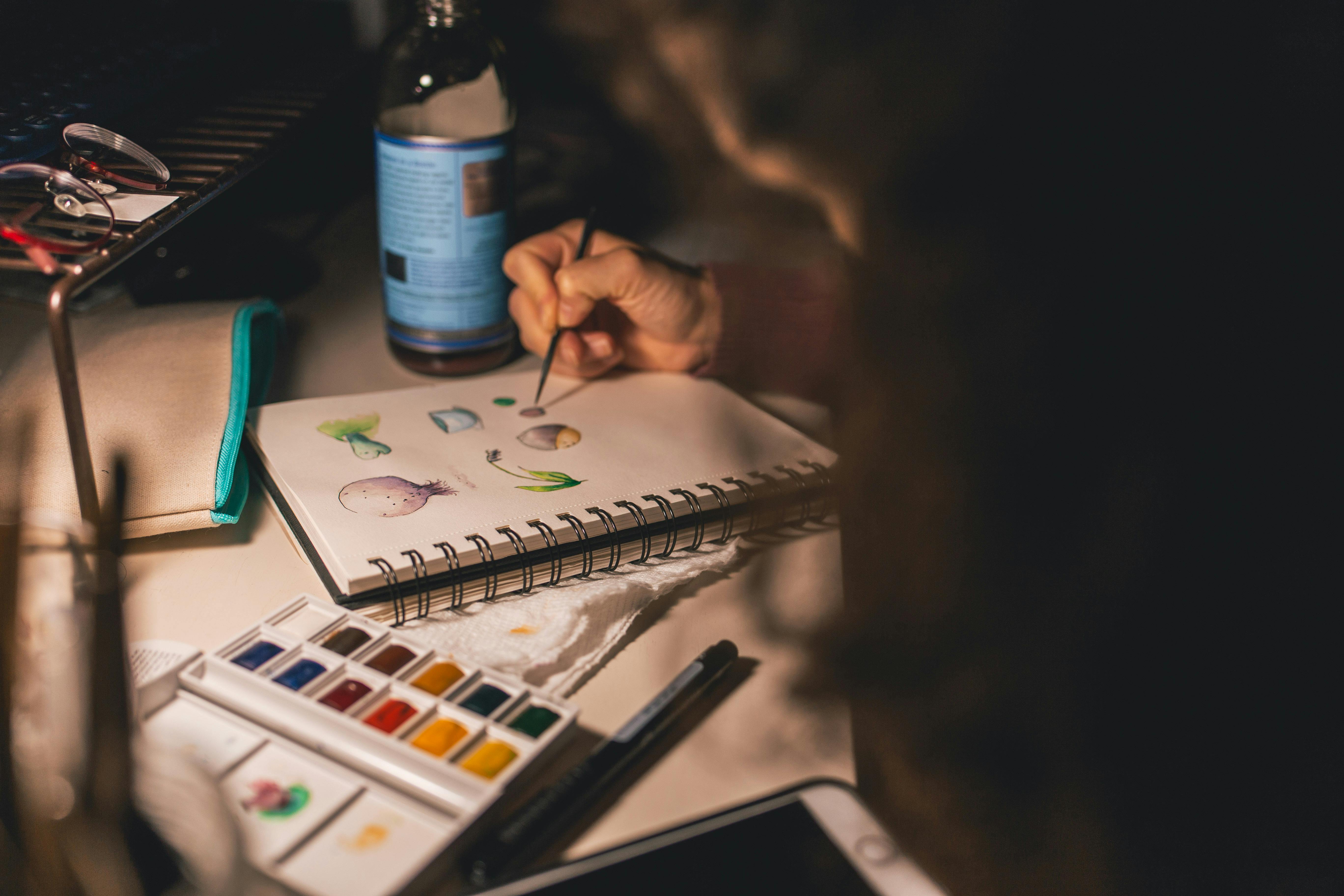 Ilustrasi Penulisan Orang Di Spiral Notebook | Sumber: Pexels | Foto oleh Craig Adderley