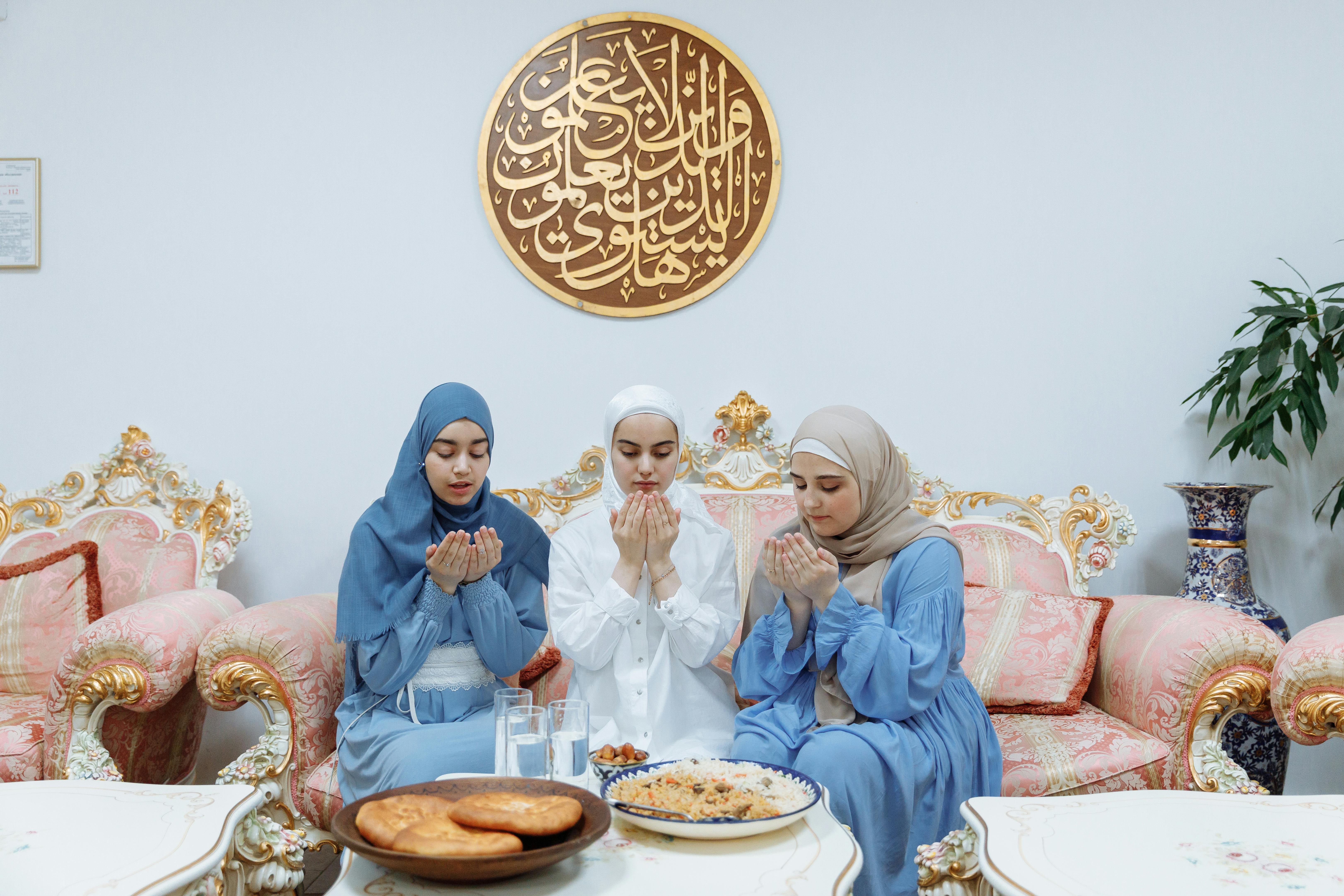 perempuan tiga orang sedang berdoa berbuka puasa