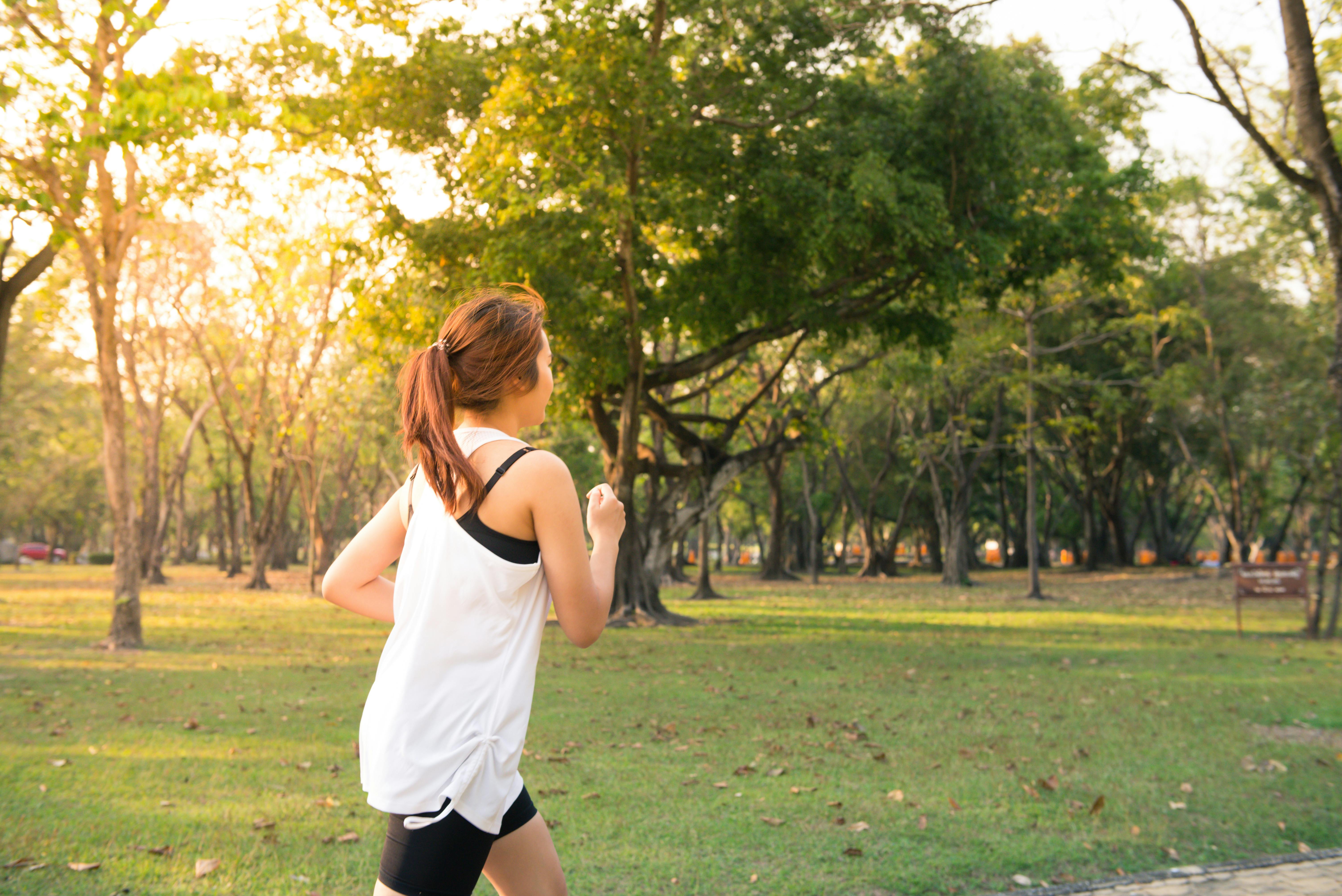 Wanita yang sedang jogging | Sumber: pexels | Foto oleh Tirachard Kumtanom