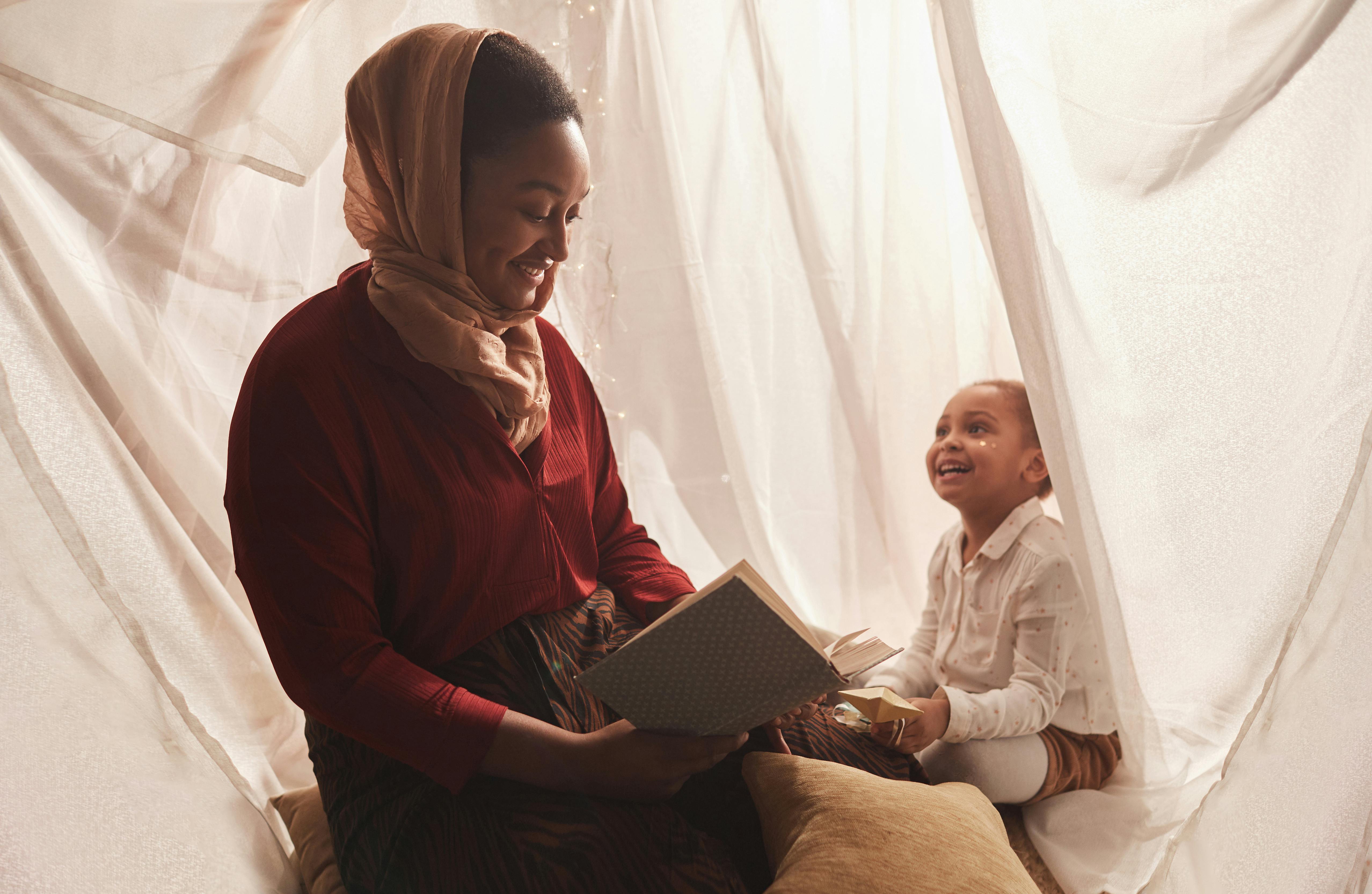 Ibu dan Anak Tengah Menghabiskan Waktu Bersama | Foto: pexels.com/Werner Pfennig