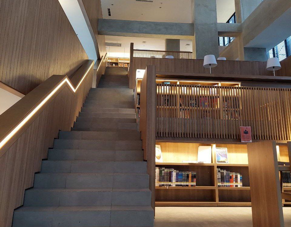 Tangga Di Perpustakaan Taman Ismail Marzuki (TIM) | Dokumentasi Pribadi