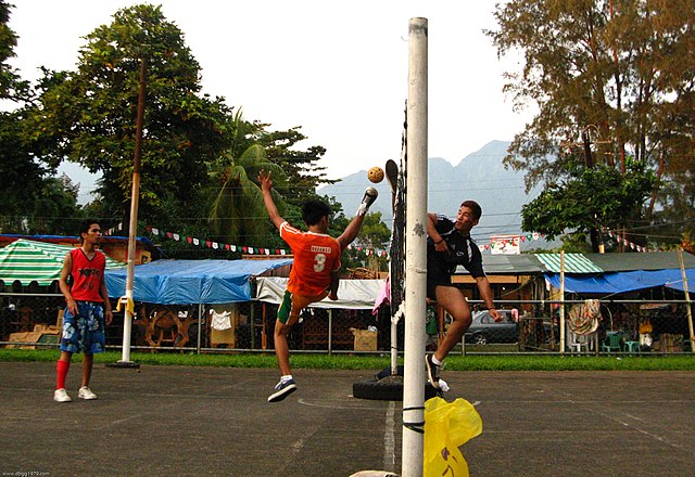 gambar 3 laki-laki bermain sepak takraw