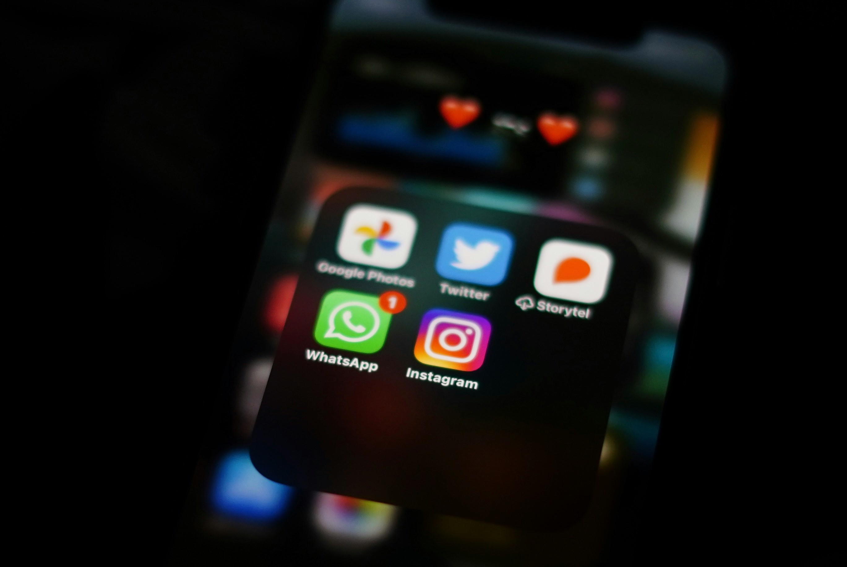 Ilustrasi HP dengan Aplikasi Whatsapp untuk Artikel Ide Ucapan Selamat Tahun Baru 2025 yang Bisa Digunakan untuk Status WA | Sumber: Unsplash @Shyam Mishra