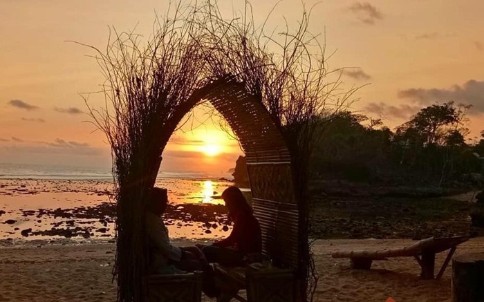 Suasana sunset di Pantai Balekambang