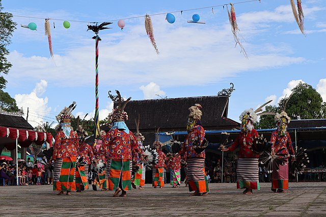 Tari Hudoq | Wikimedia | Ezagren