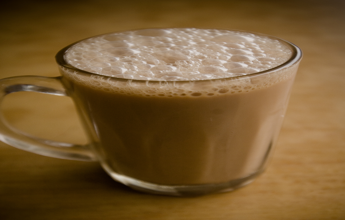 Teh tarik di gelas kaca bening yang berbuih.