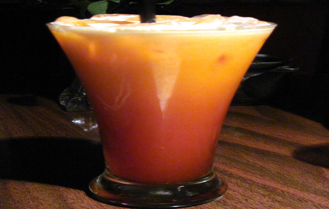 Thai tea di dalam gelas kaca bening.