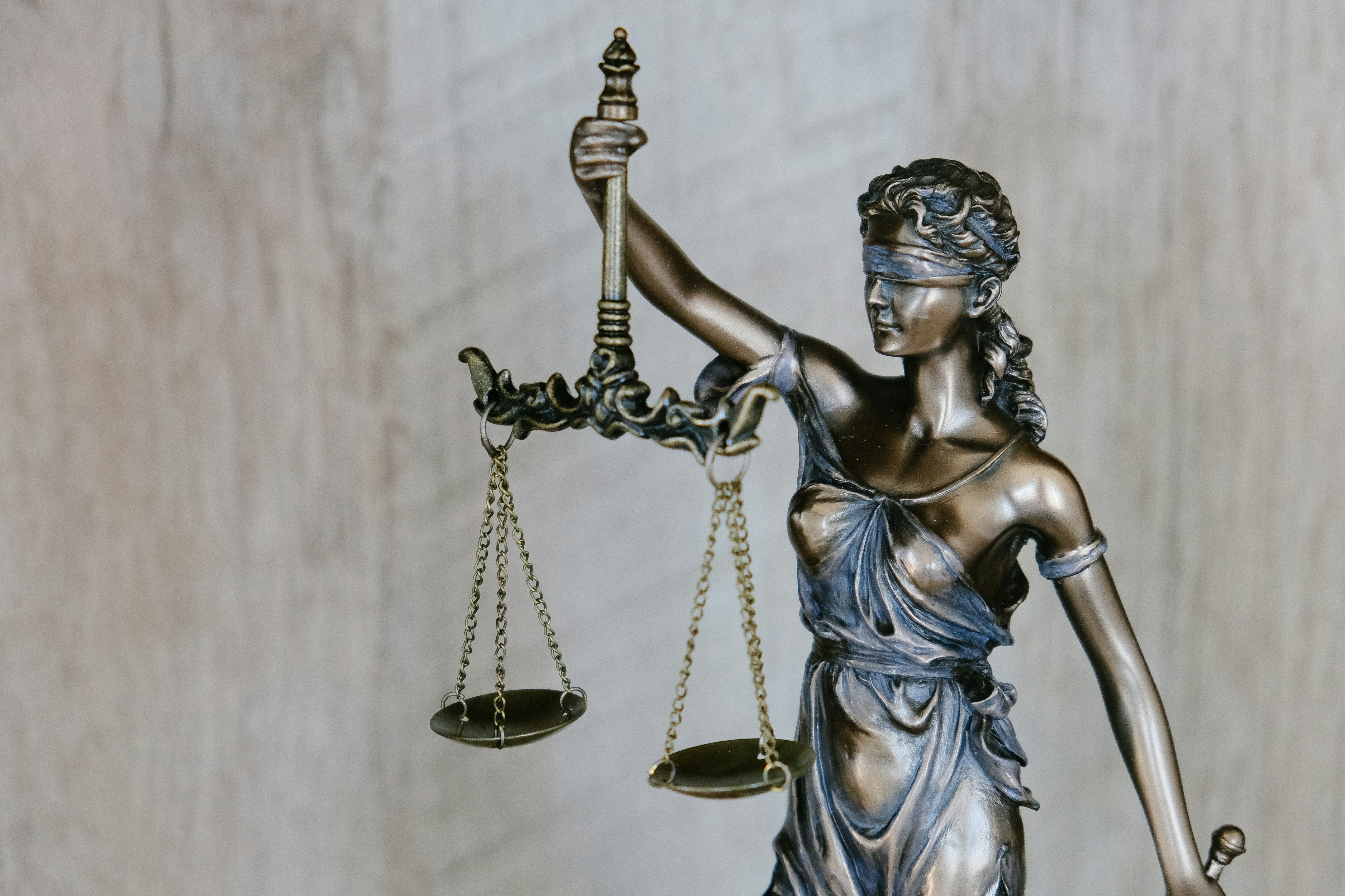 Ilustrasi Hukum atau Undang-undang yang Mengatur Bonus Akhir Tahun atau Pendapatan Non-Upah | Sumber: Unsplash @Tingey Injury Law Firm
