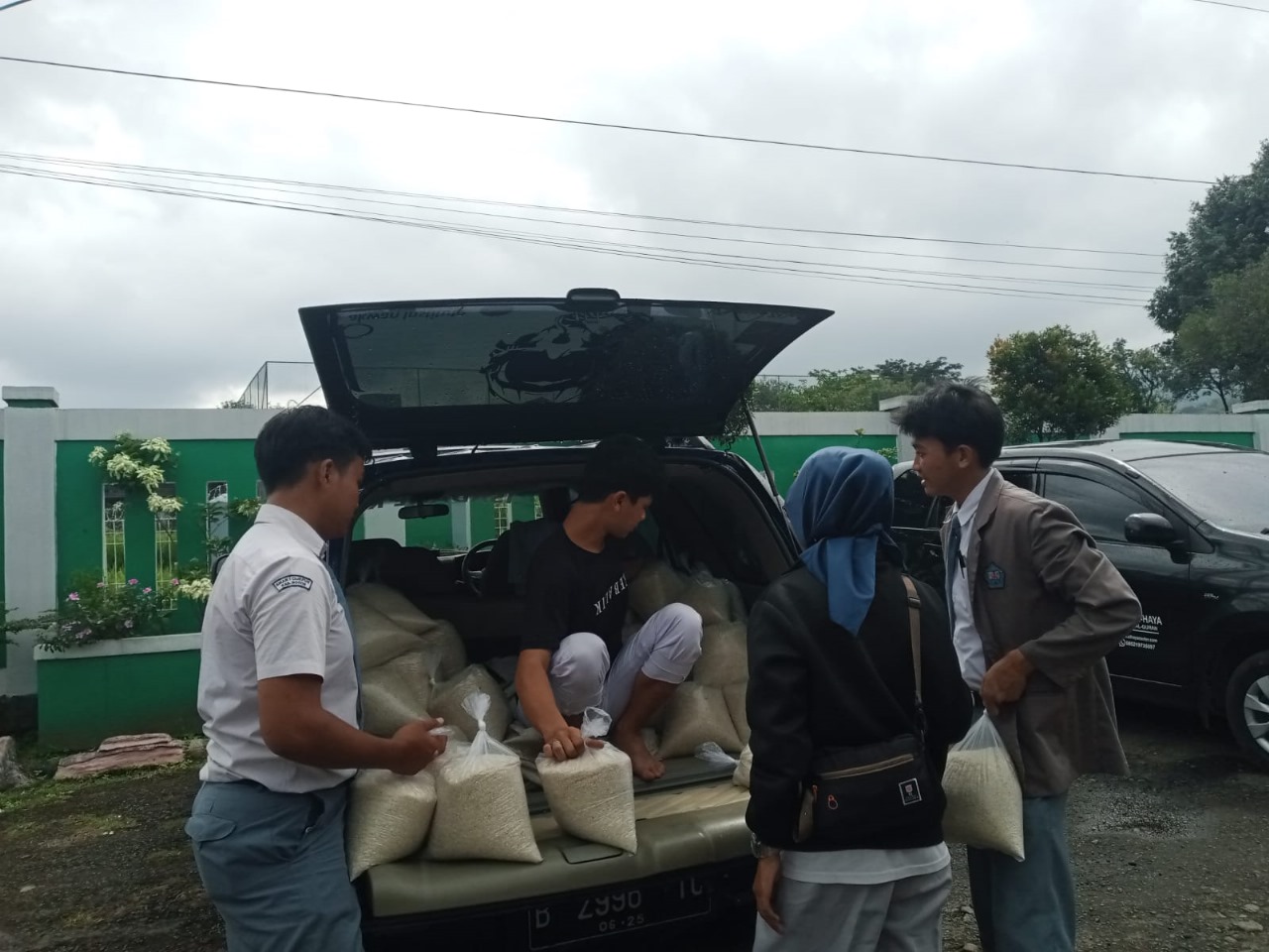 Donasi bagi warga Sukabumi/Forum Cisadane Resik