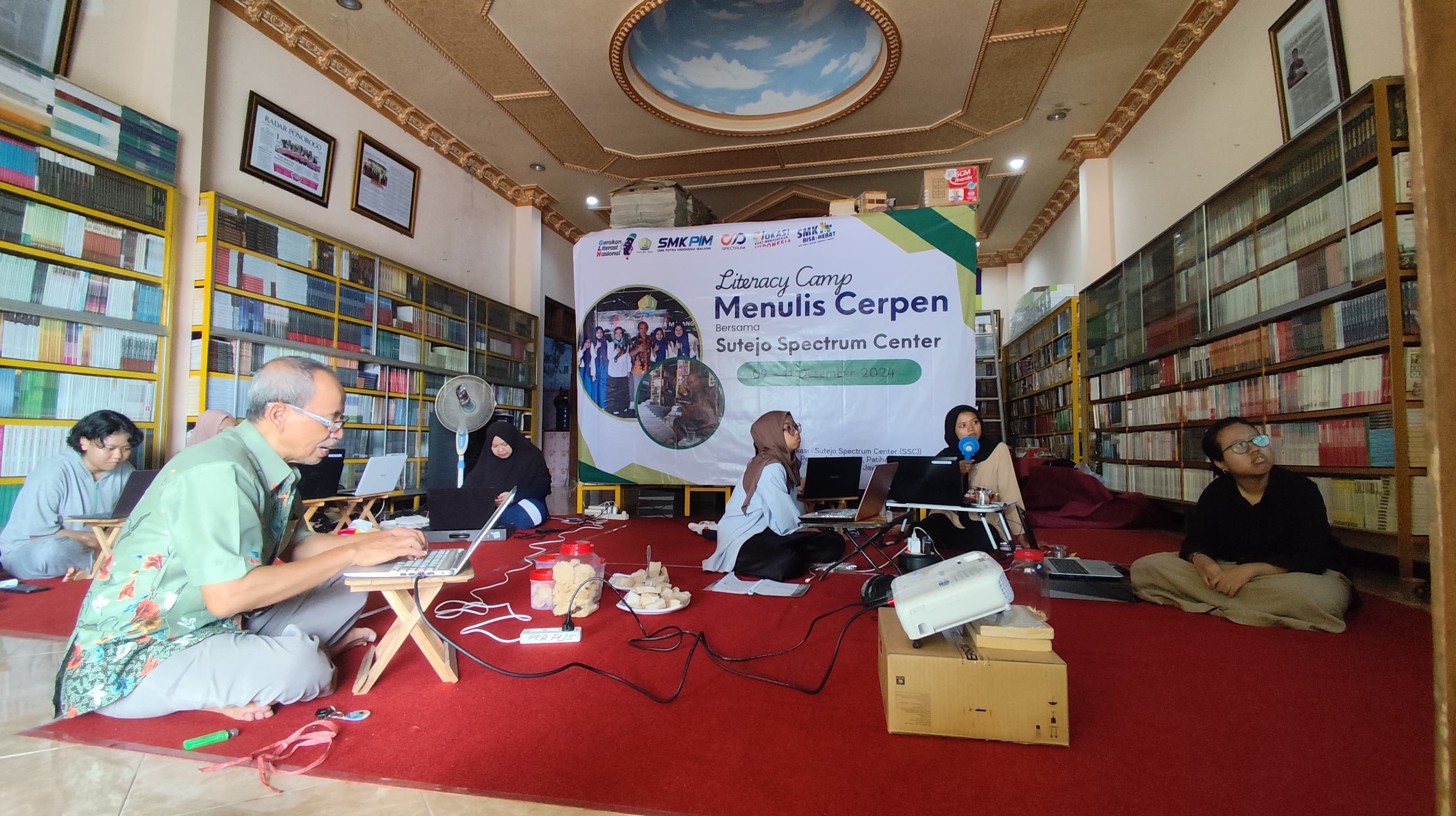 Sutejo membimbing 10 gen Z menulis cerpen. Sumber dokumentasi: dokumen pribadi.