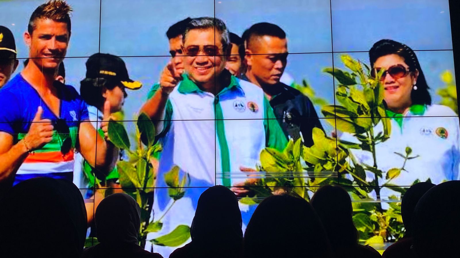 Tampilan video sejarah Presiden dalam ruangan audiovisual(Sumber : Dokumen Pribadi)