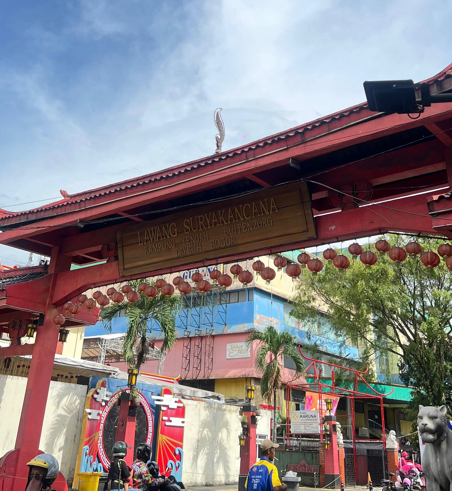 Pintu gerbang Pasar Surya Kencana(Sumber : Dokumen Pribadi)