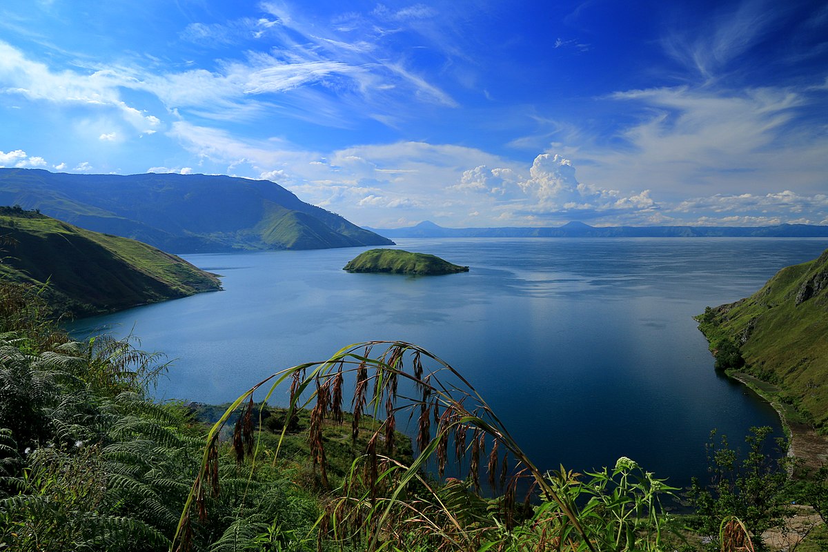 lekuk keindahan pemandangan danau Toba dari pulau samosir
