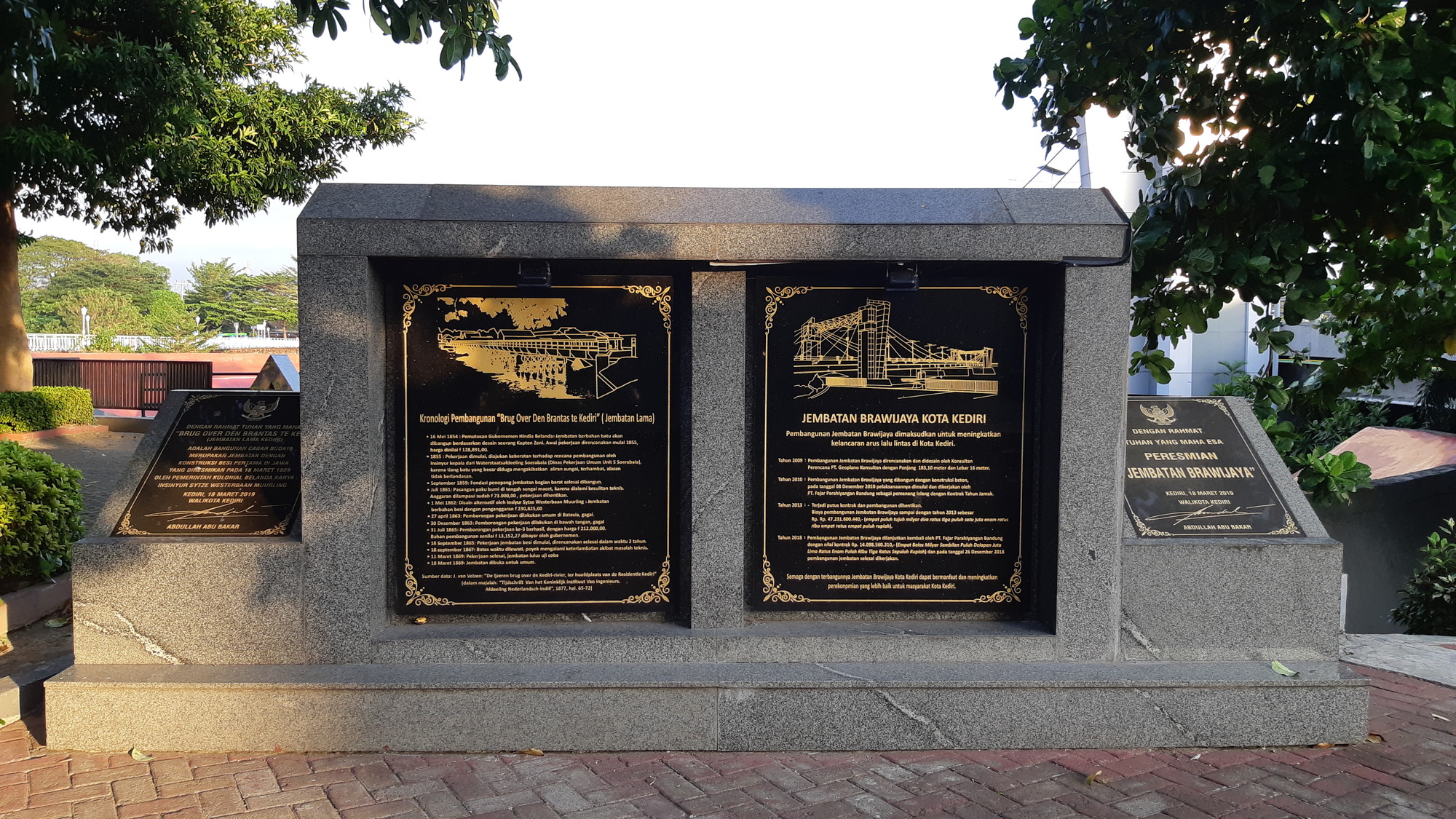 Prasasti tentang sejarah Jembatan Lama