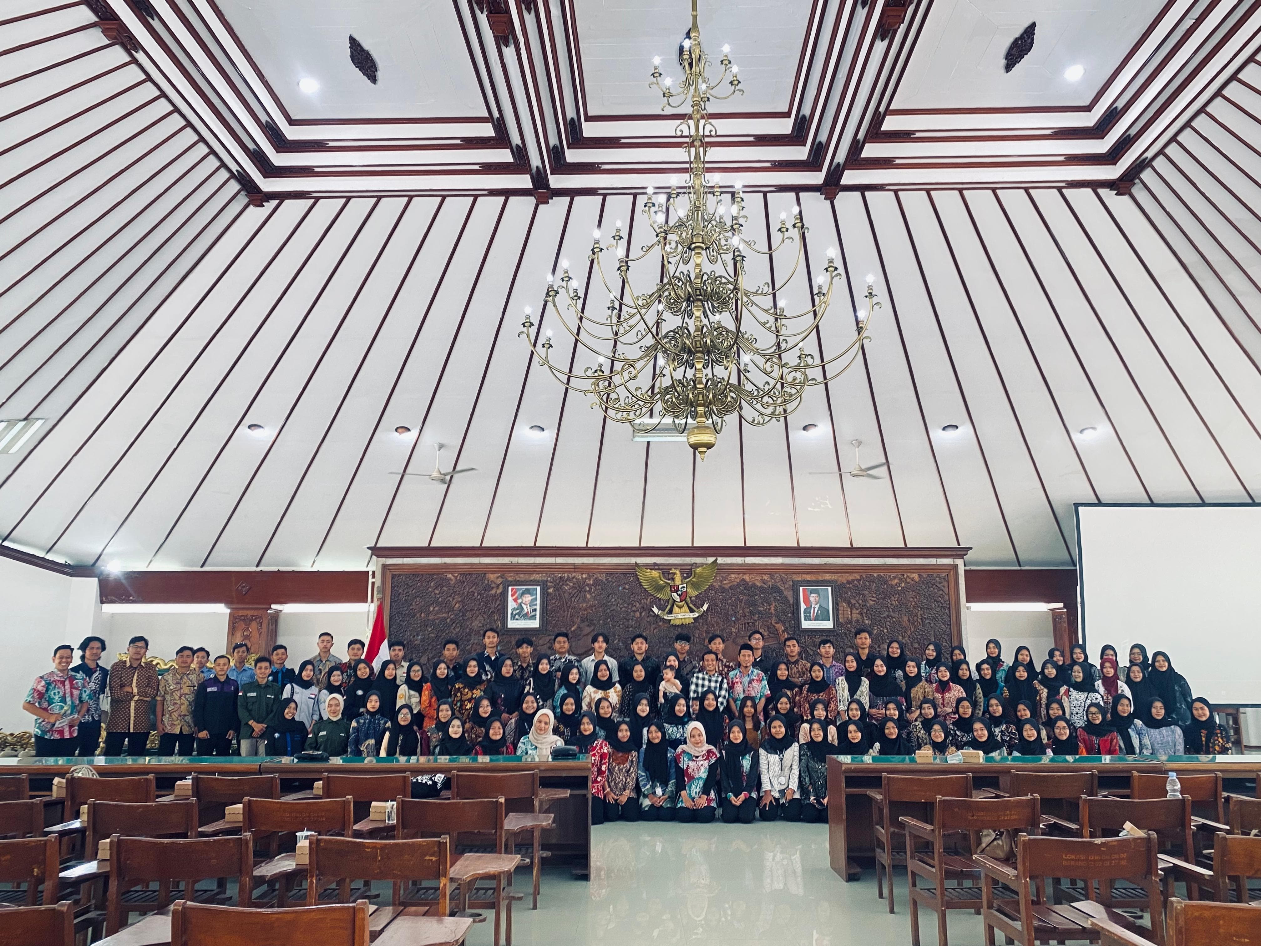 Pembina, pemantik, peserta, dan panitia DILEMA 2025 | Sumber: dokumentasi panitia.
