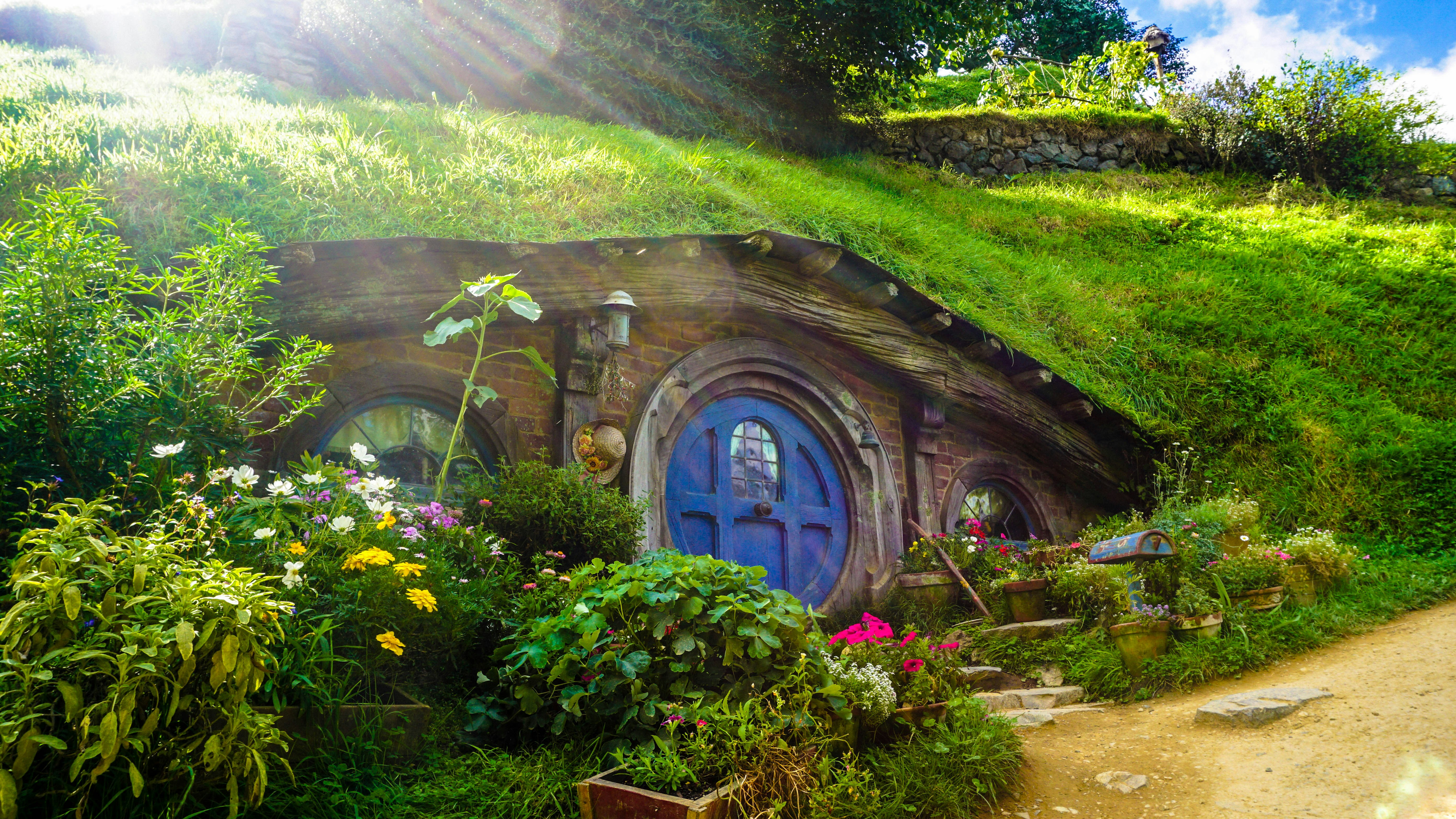 Foto rumah Hobbit tampak depan.