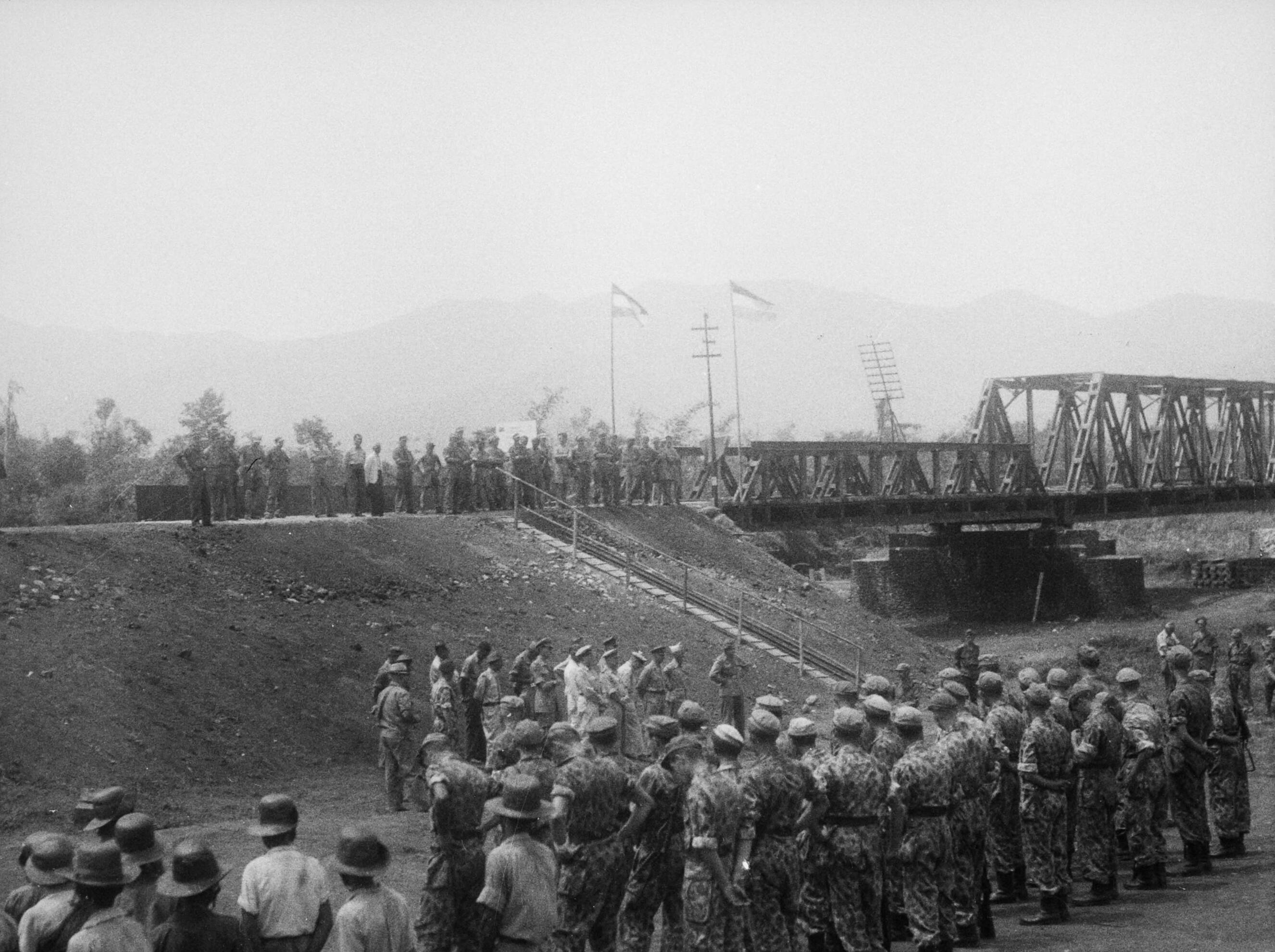 Peresmian Irenebrug—jembatan kereta api di Dayeuhkolot yang menyeberangi Sungai Citarum—yang baru diperbaiki pada tahun 1946.