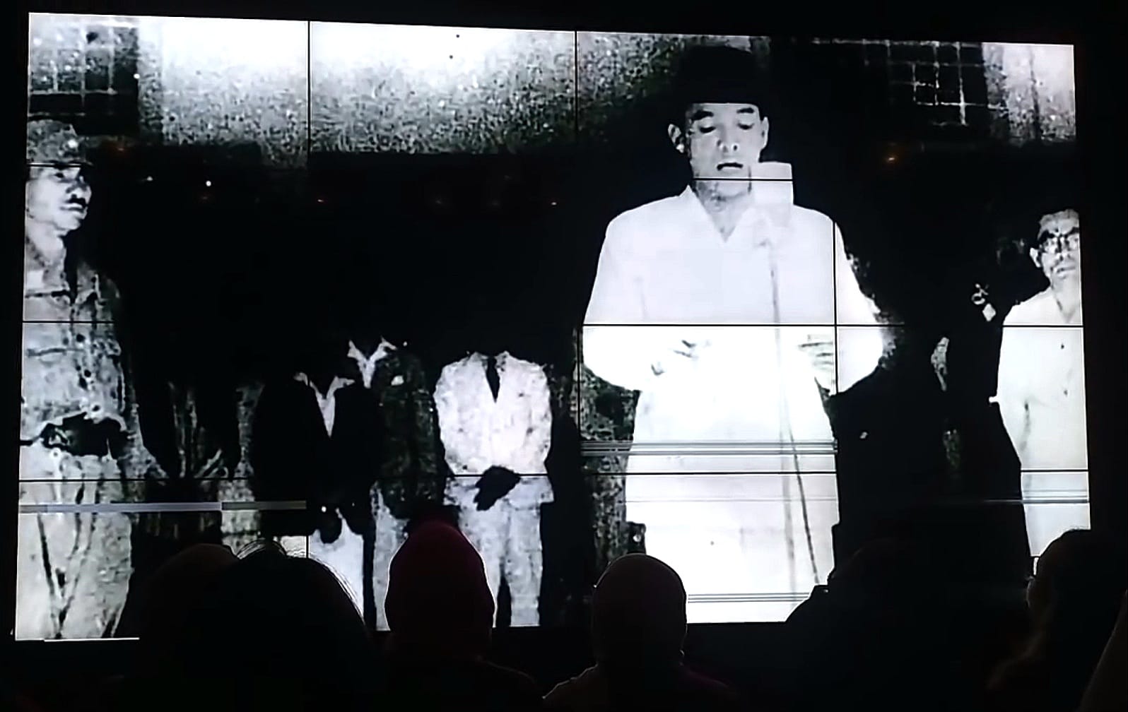 Gambar didalam museum Kepresidenan menonton film pendek tentang momen - momen bersejarah.( Sumber : Dokumen Pribadi )
