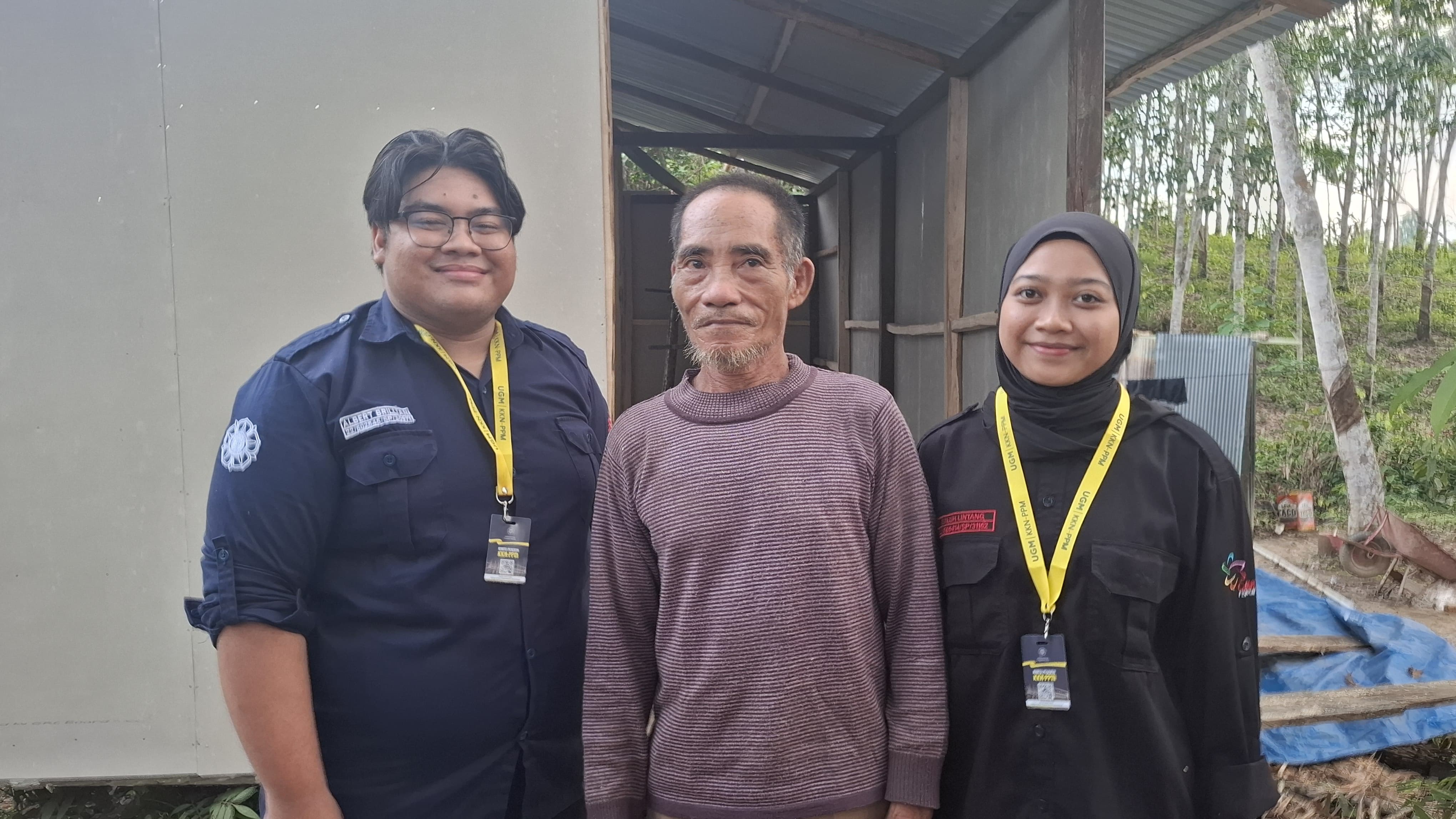 Foto bersama PIC program kerja Telisik Adat Istiadat bersama pak Mastal 