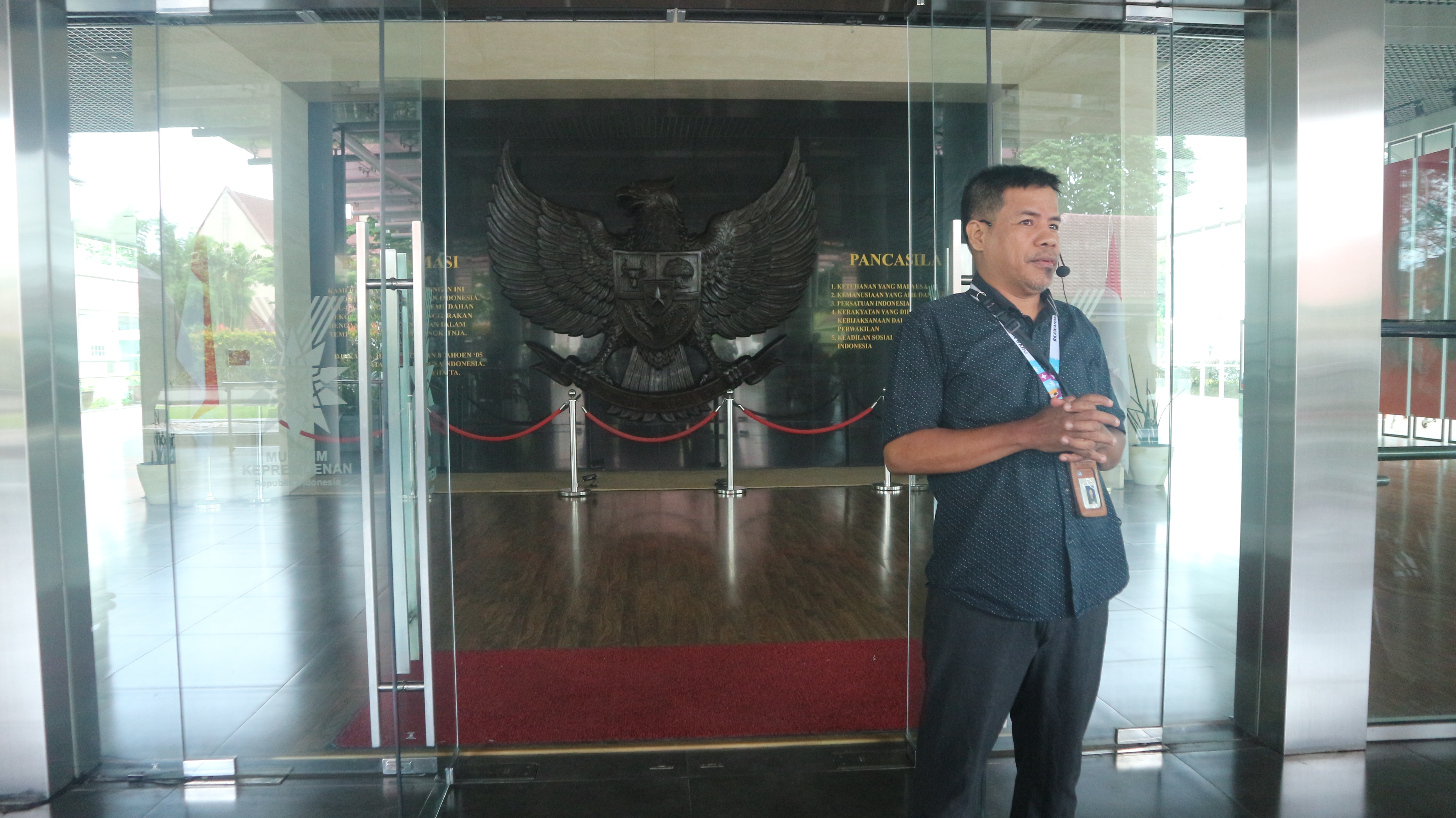 Patung Garuda dengan Teks Pancasila dan Teks Proklamasi