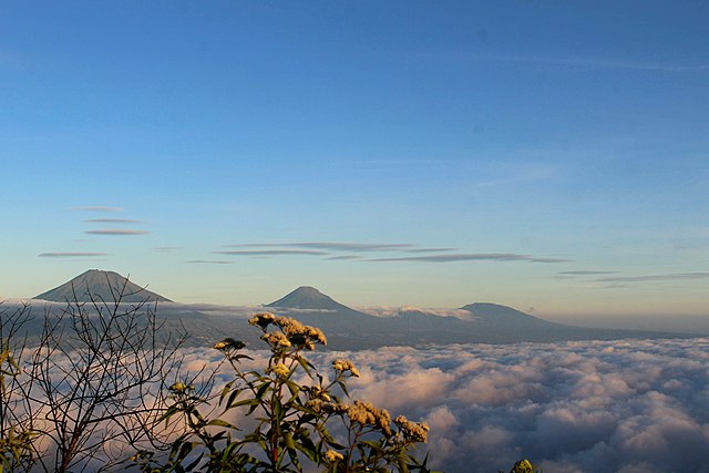 Tampak lautan awan terlihat dari puncak Gunung Andong