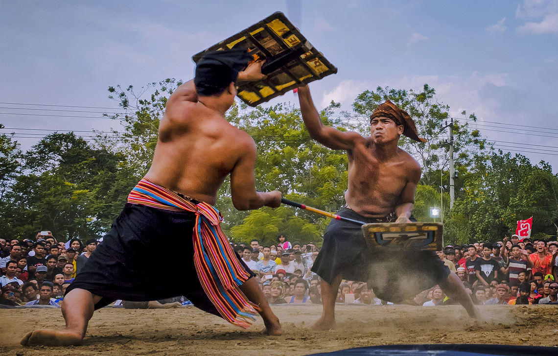 Tradisi Peresean dari Suku Sasak